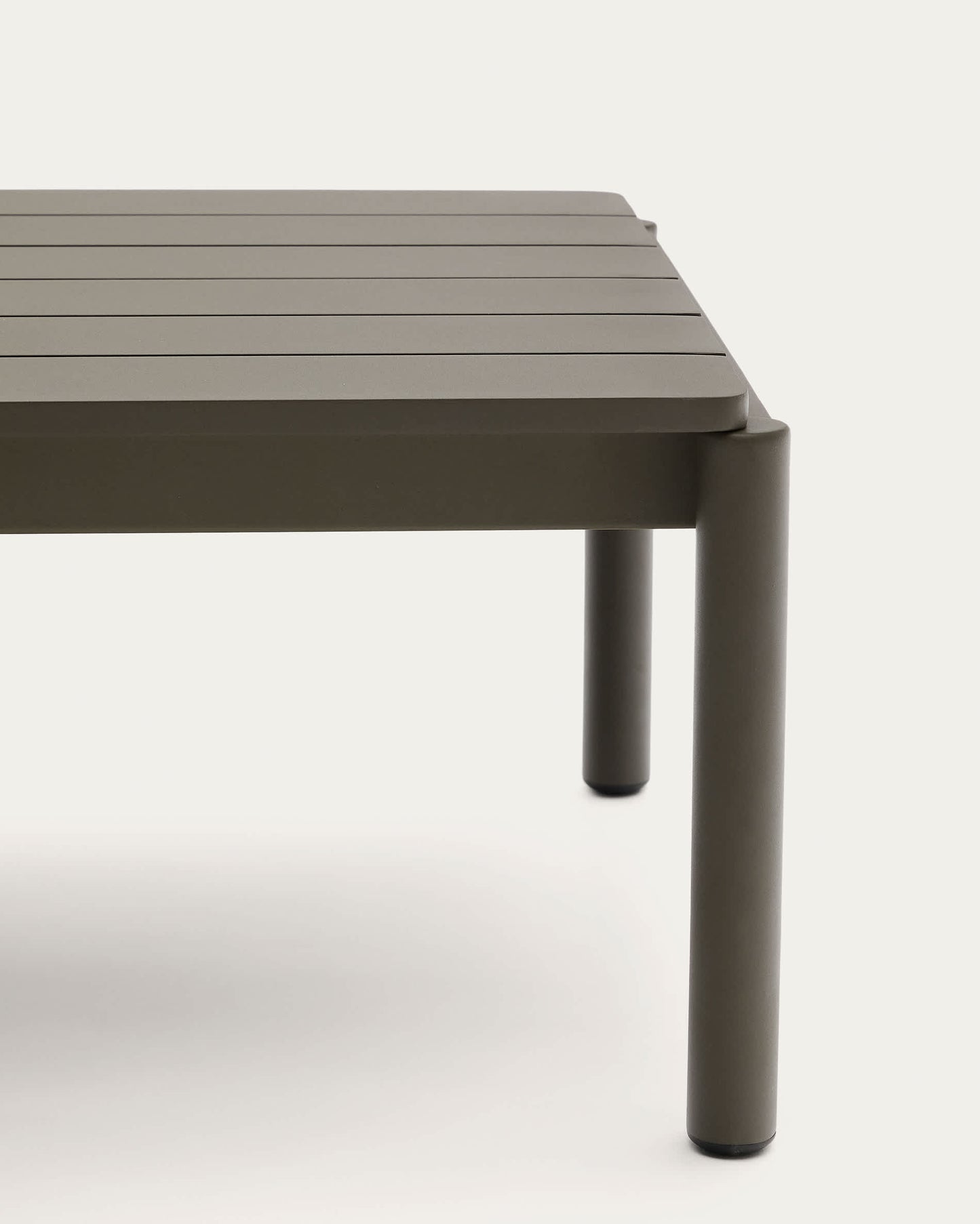 Tavolino da centro Sorells in alluminio verde 63 x 144,6 cm