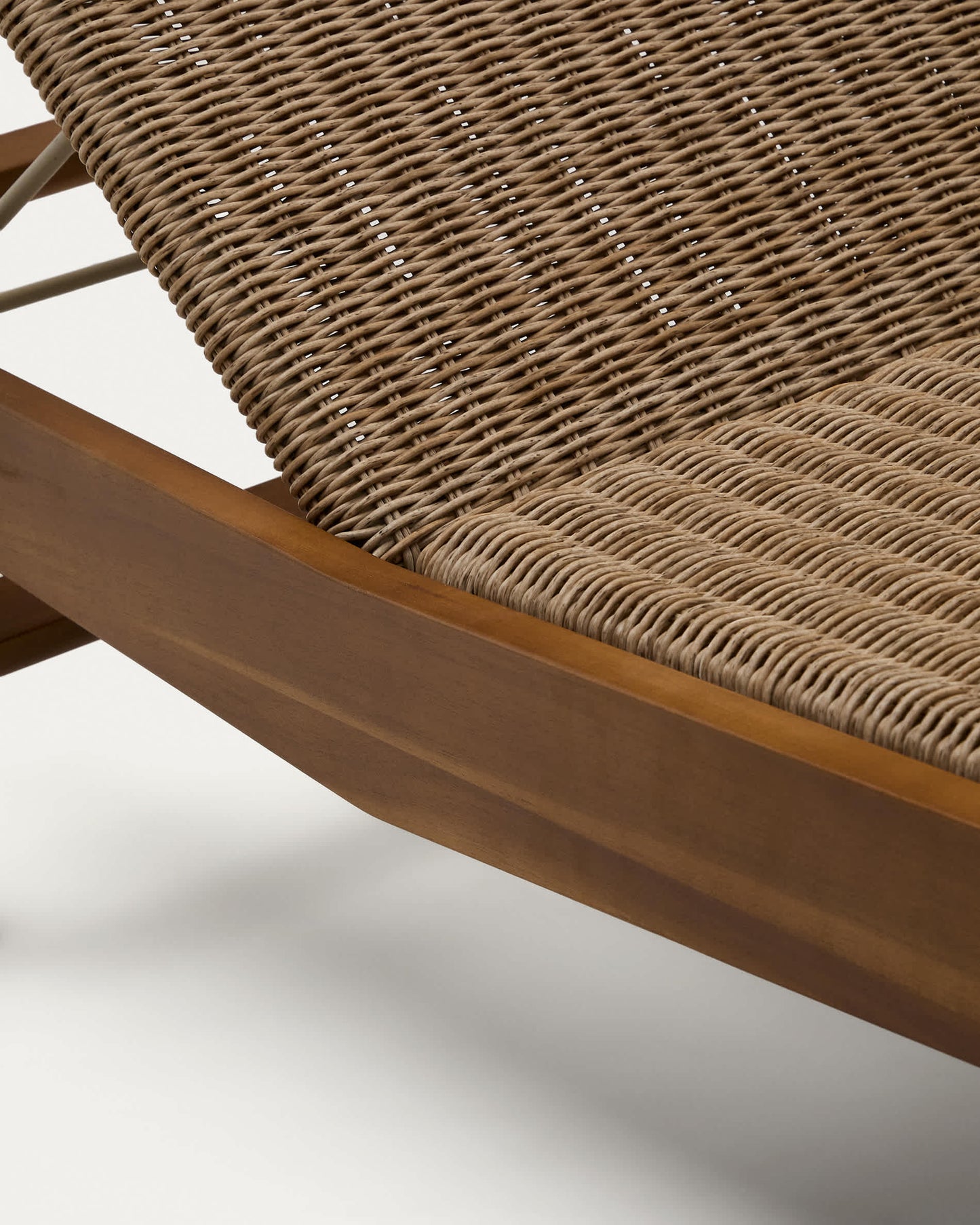 Lettino Itani in legno d'acacia massiccio e rattan sintetico