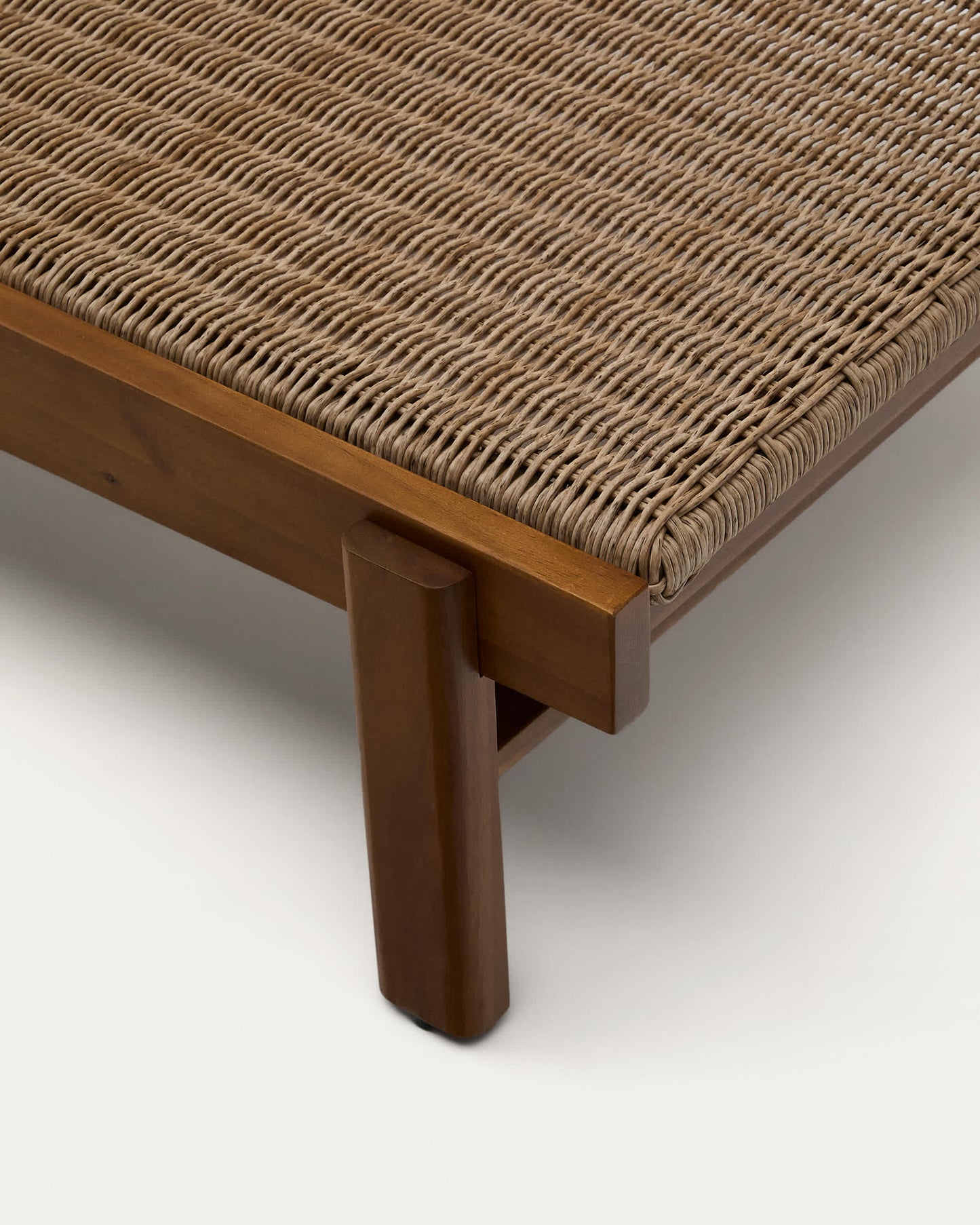 Lettino Itani in legno d'acacia massiccio e rattan sintetico