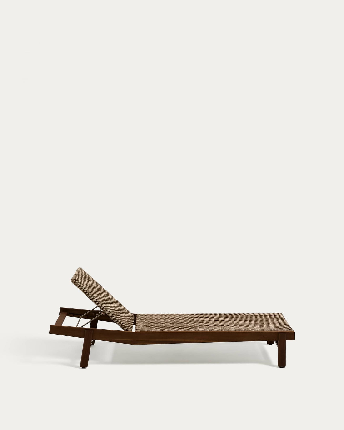 Lettino Itani in legno d'acacia massiccio e rattan sintetico