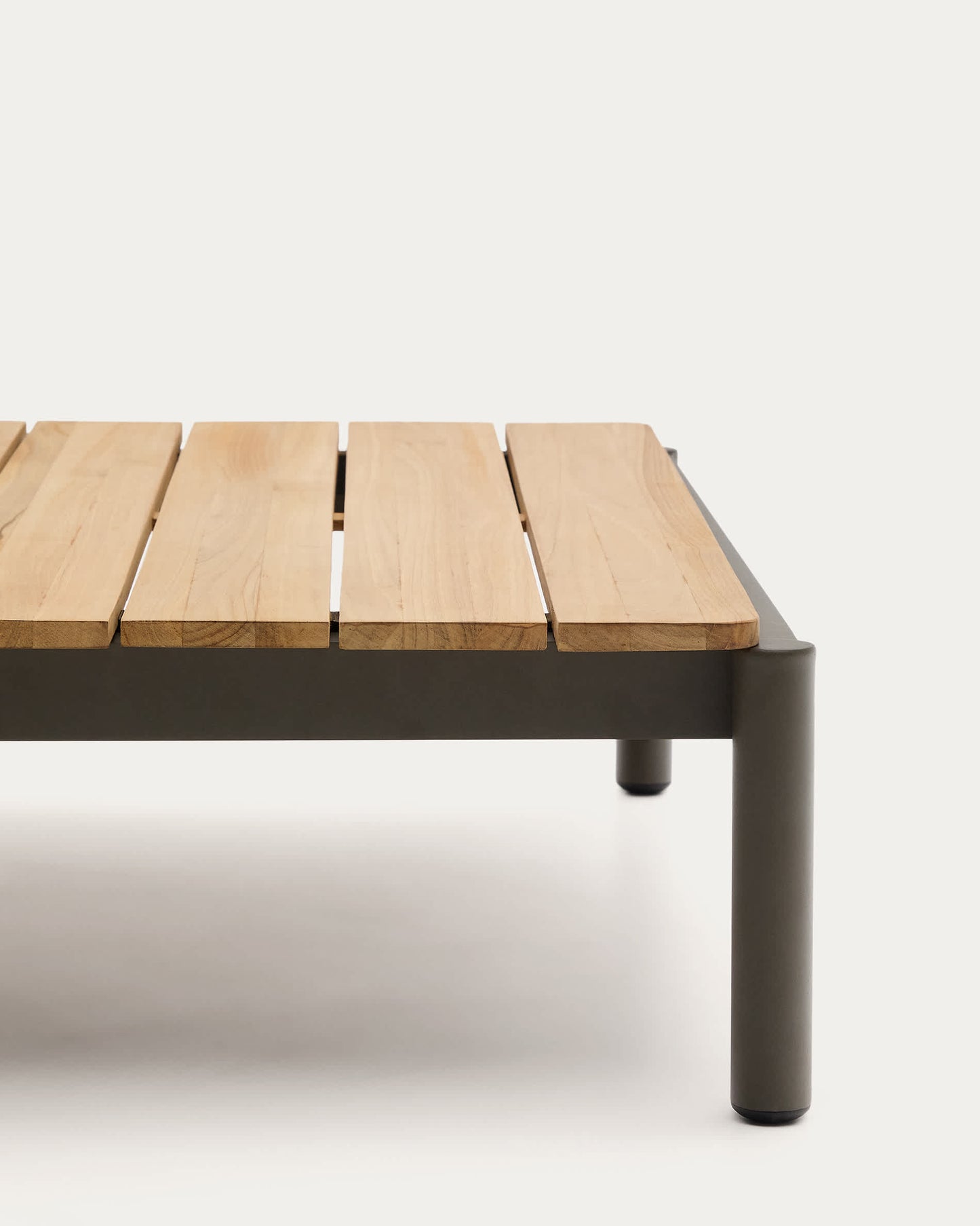 Tavolino da centro Sorells in alluminio verde e legno di teak 89 x 91 cm FSC 100%