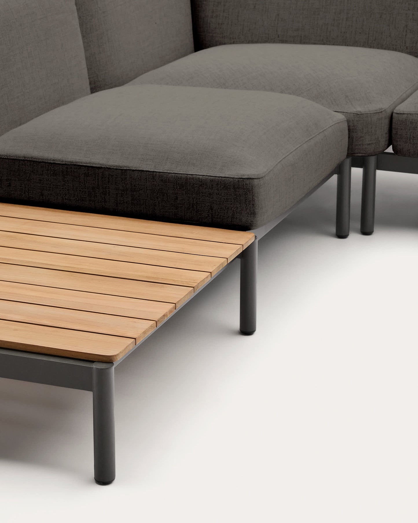 Divano angolare modulare da esterno Sorells 5 posti con rivestimento grigio e alluminio grigio con tavolini in teak 277 x 446 cm FSC 100%