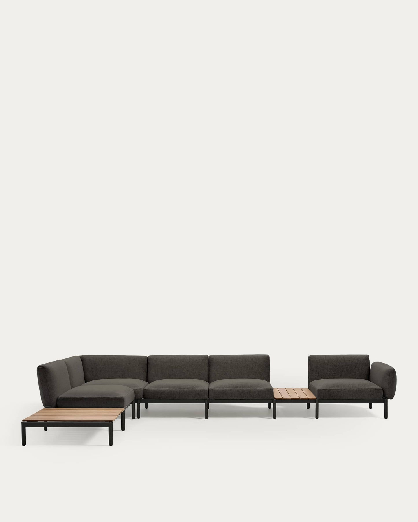 Divano angolare modulare da esterno Sorells 5 posti con rivestimento grigio e alluminio grigio con tavolini in teak 277 x 446 cm FSC 100%