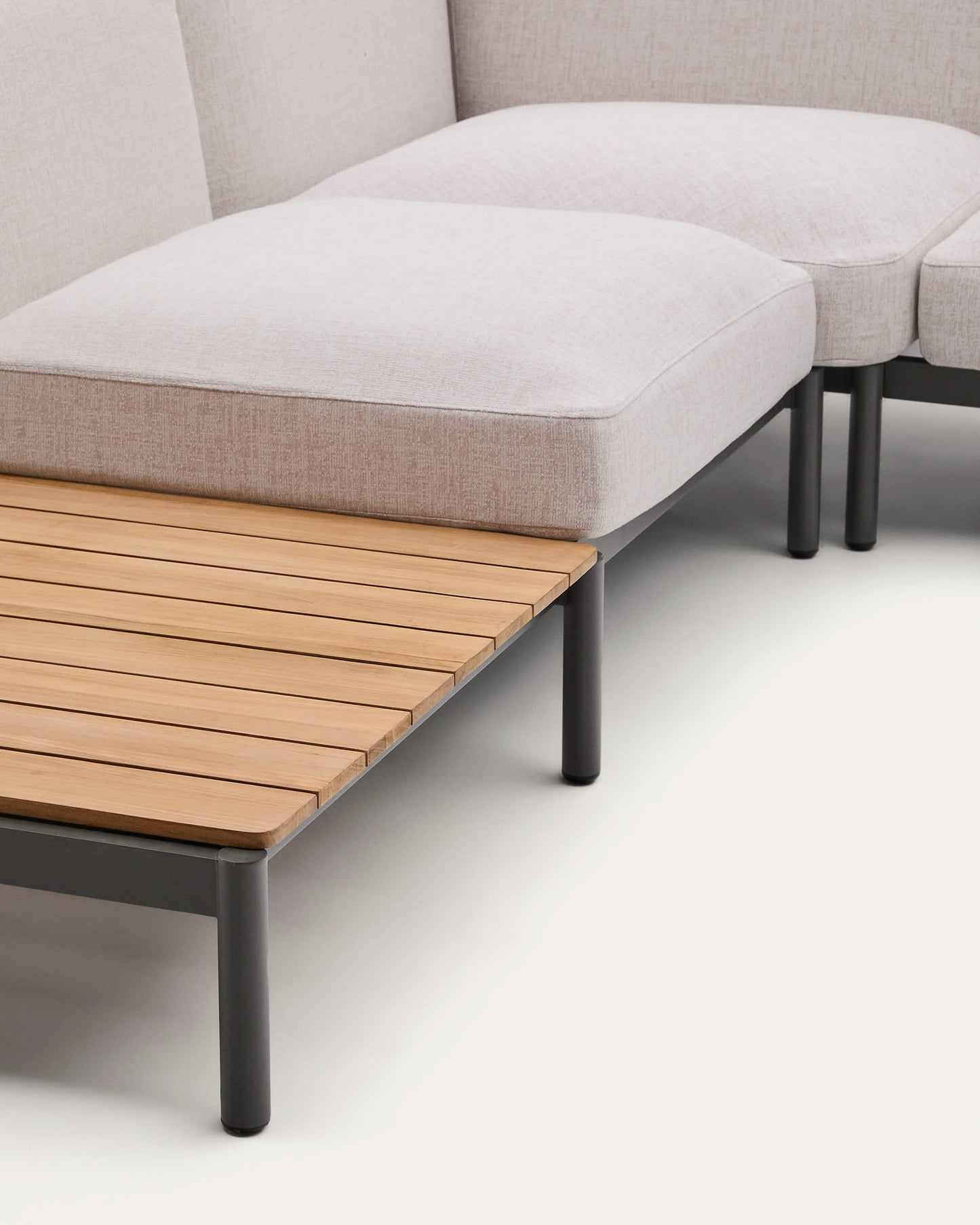 Divano angolare modulare da esterno Sorells 5 posti con rivestimento beige e alluminio grigio con tavolini in teak 277 x 446 cm FSC 100%