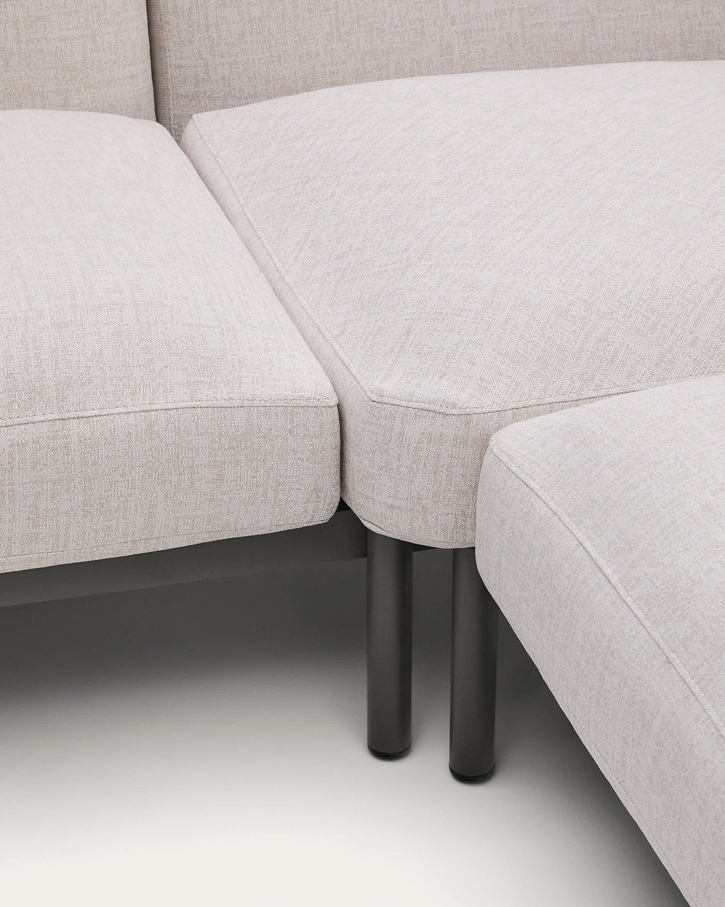 Divano angolare modulare da esterno Sorells 5 posti con rivestimento beige e alluminio grigio con tavolini in teak 277 x 446 cm FSC 100%