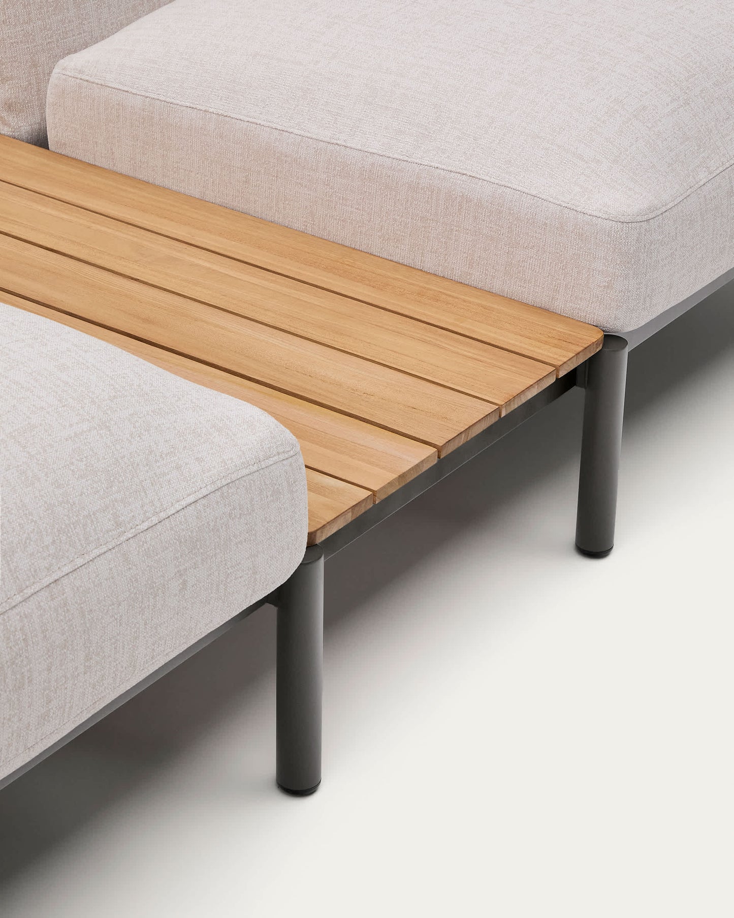 Divano angolare modulare da esterno Sorells 5 posti con rivestimento beige e alluminio grigio con tavolini in teak 277 x 446 cm FSC 100%