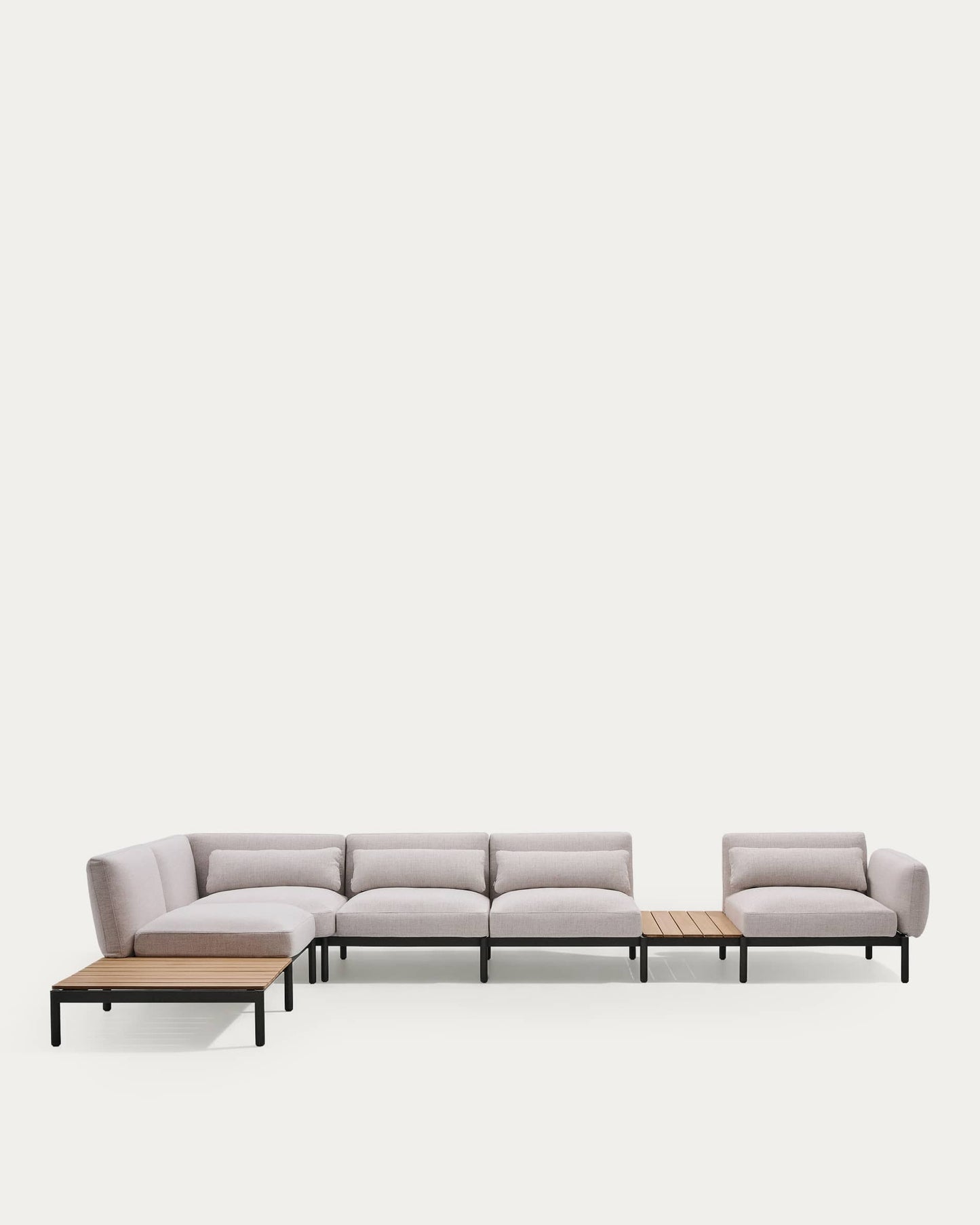 Divano angolare modulare da esterno Sorells 5 posti con rivestimento beige e alluminio grigio con tavolini in teak 277 x 446 cm FSC 100%