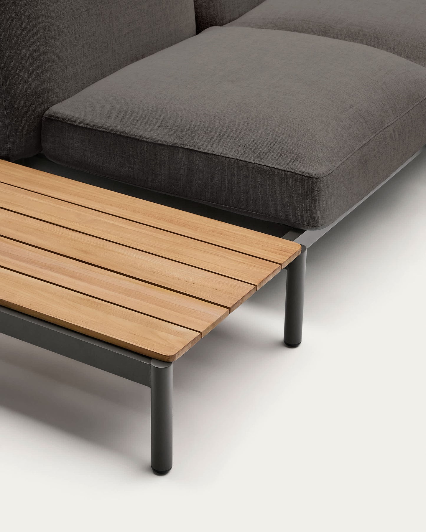 Divano angolare modulare da esterno Sorells 4 posti con rivestimento grigio e alluminio grigio tavolo in teak 353 x 316,5 cm FSC 100%