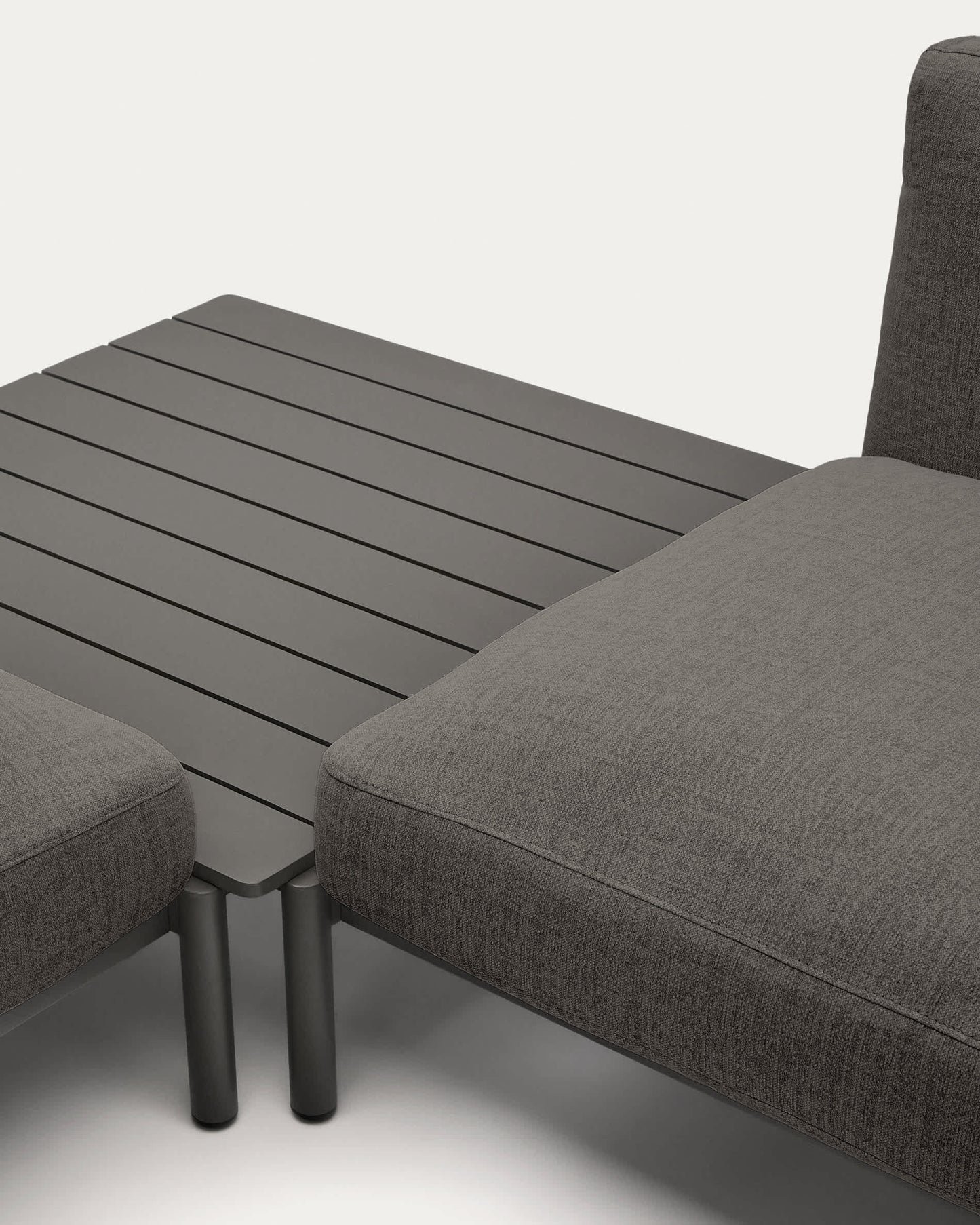 Divano angolare modulare da esterno Sorells 4 posti con rivestimento grigio e alluminio grigio tavolo in teak 353 x 316,5 cm FSC 100%