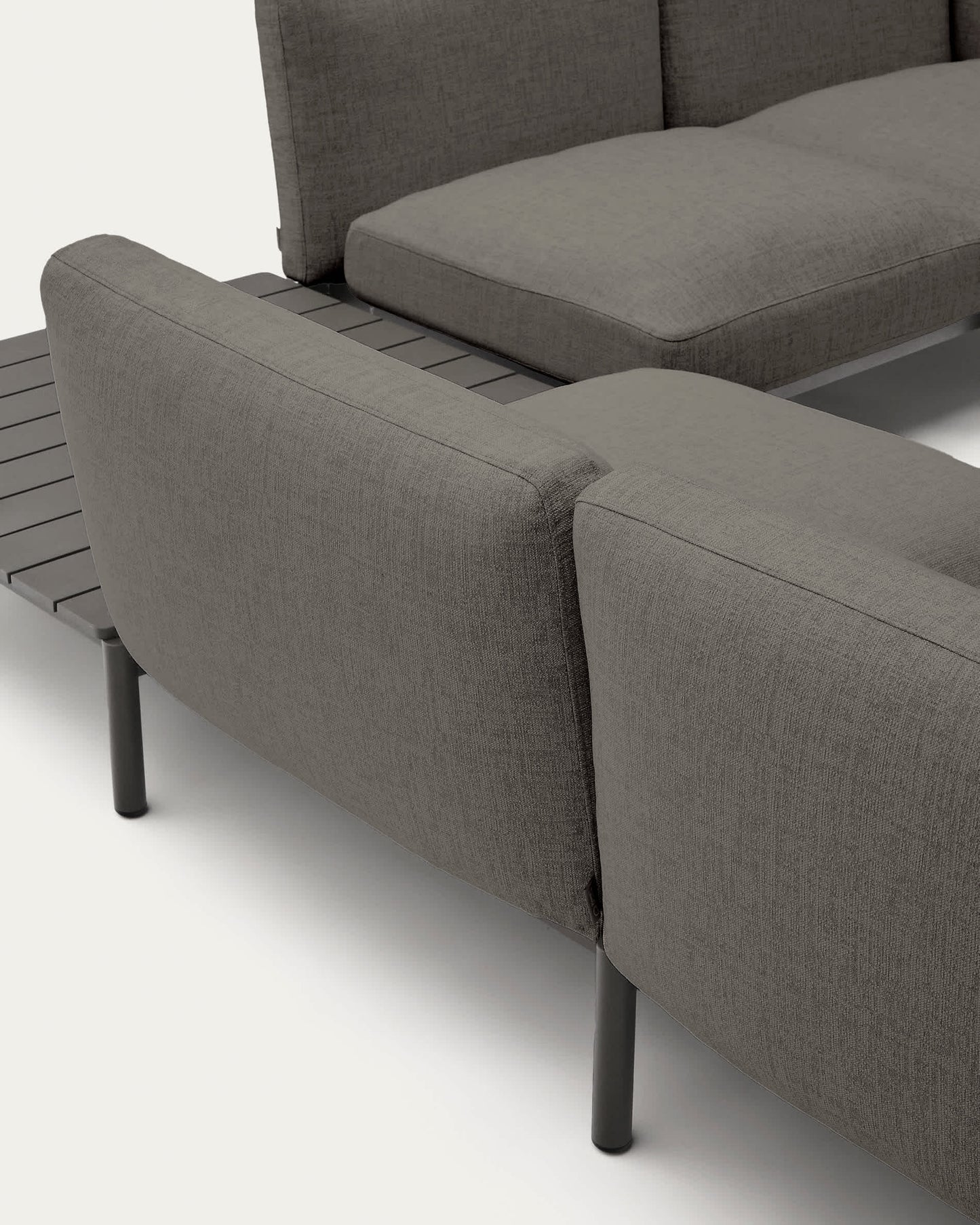 Divano angolare modulare da esterno Sorells 4 posti con rivestimento grigio e alluminio grigio tavolo in teak 353 x 316,5 cm FSC 100%