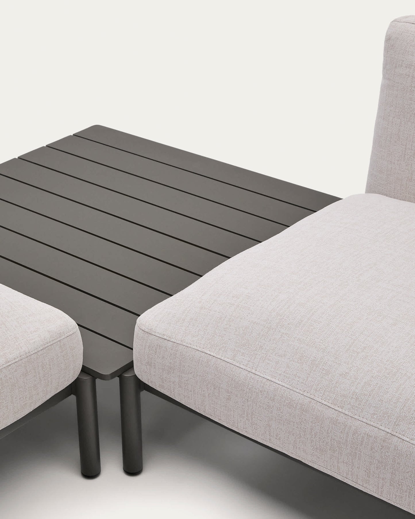 Divano angolare modulare da esterno Sorells 4 posti con rivestimento beige e alluminio grigio tavolo in teak 353 x 316,5 cm FSC 100%