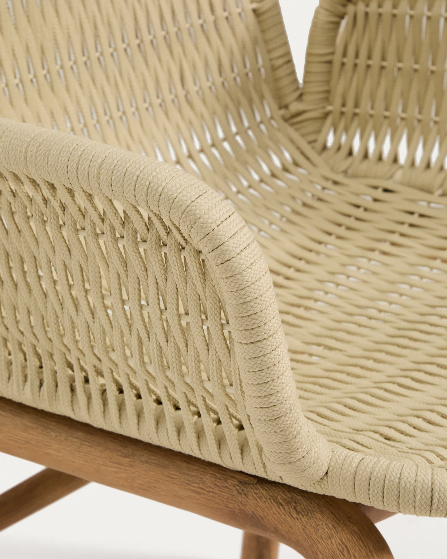 Sedia Alipa con braccioli in legno massiccio di acacia e corda ecru