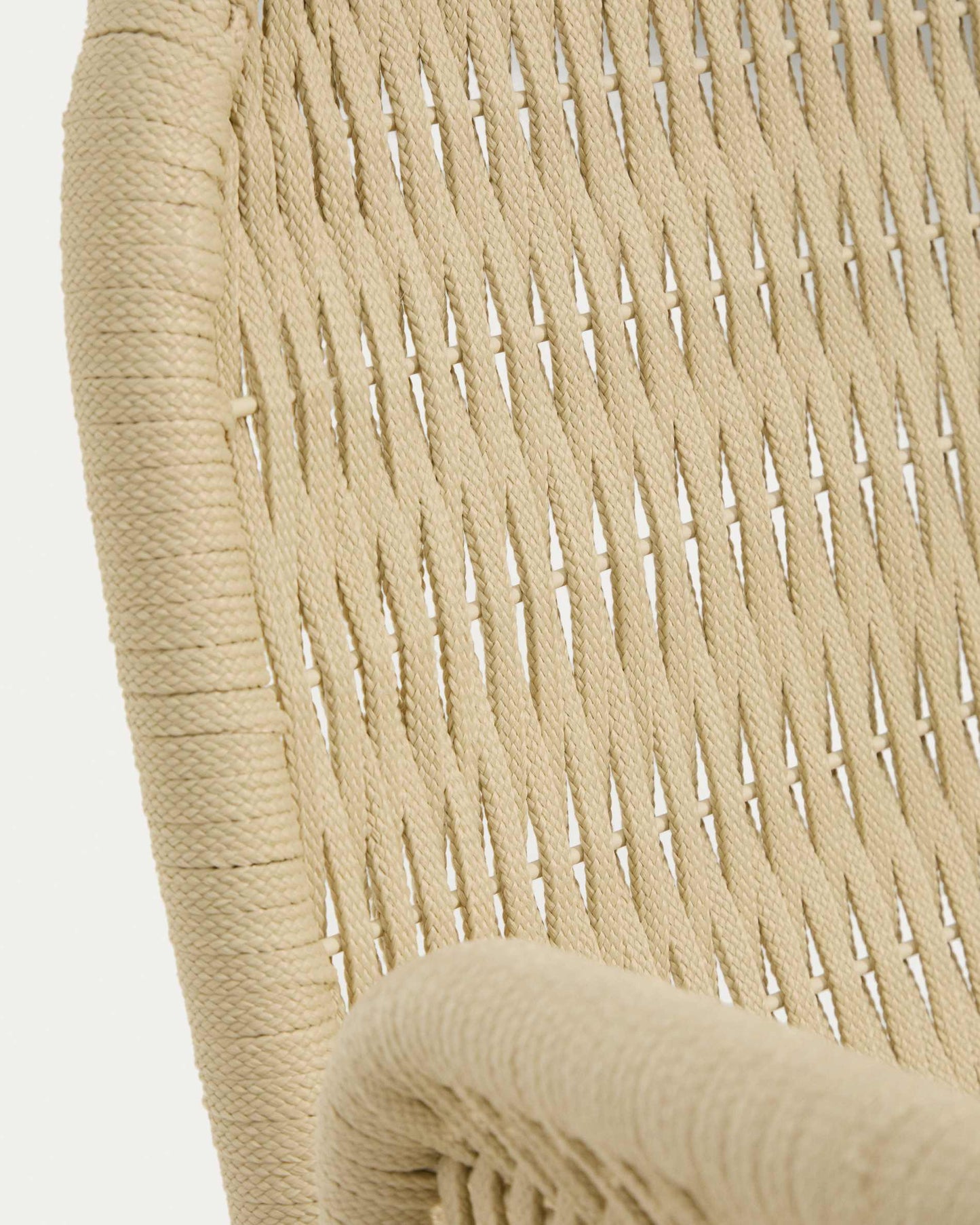 Sedia Alipa con braccioli in legno massiccio di acacia e corda ecru