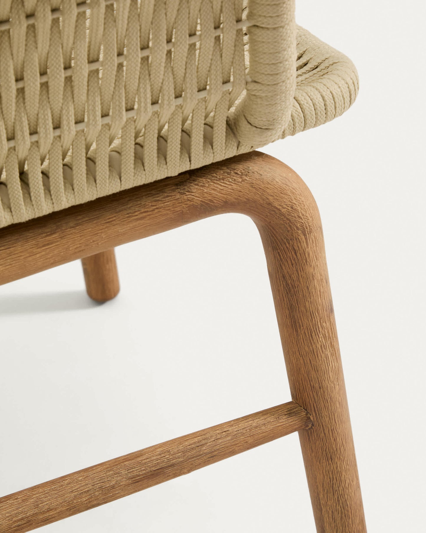 Sedia Alipa con braccioli in legno massiccio di acacia e corda ecru