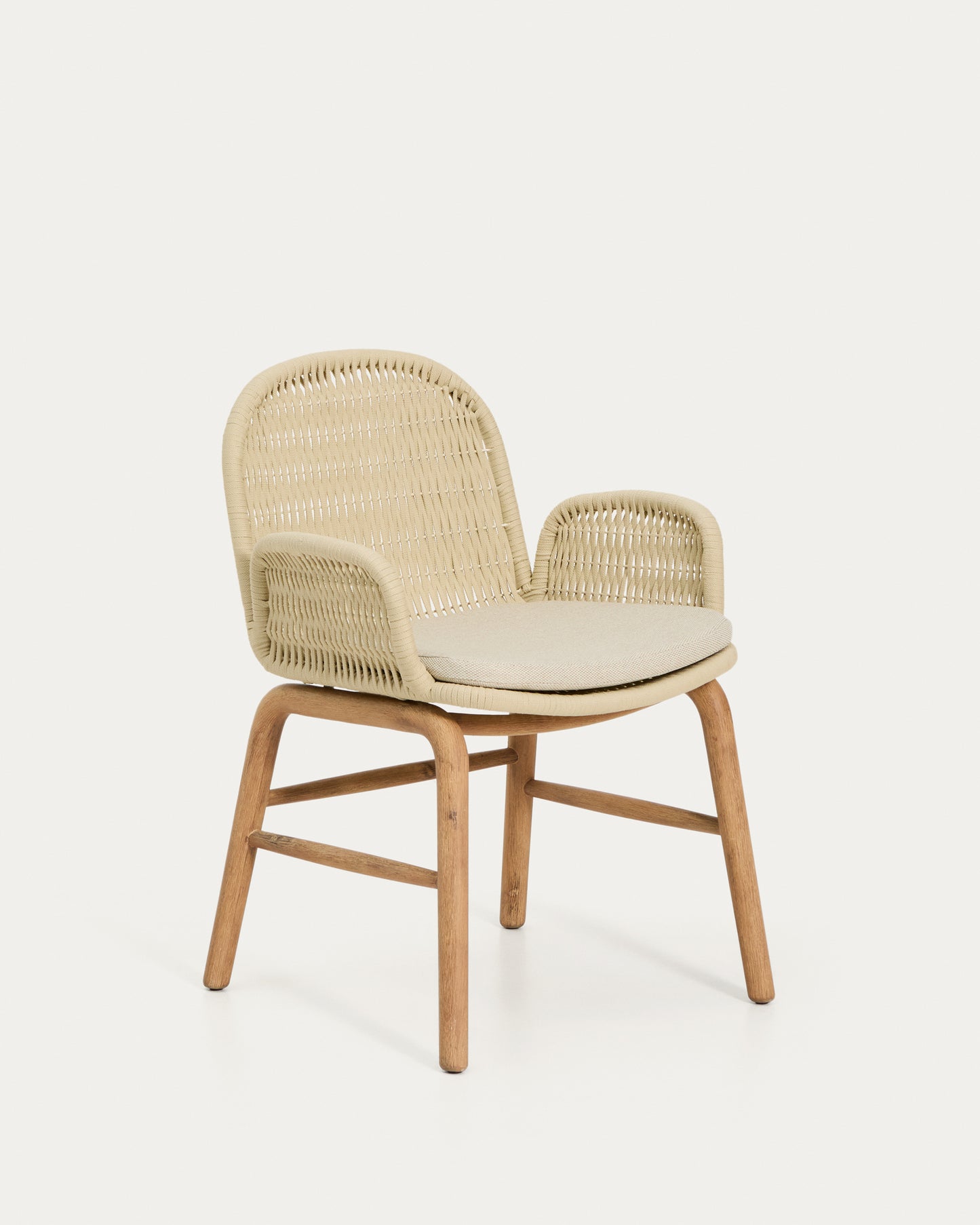 Sedia Alipa con braccioli in legno massiccio di acacia e corda ecru