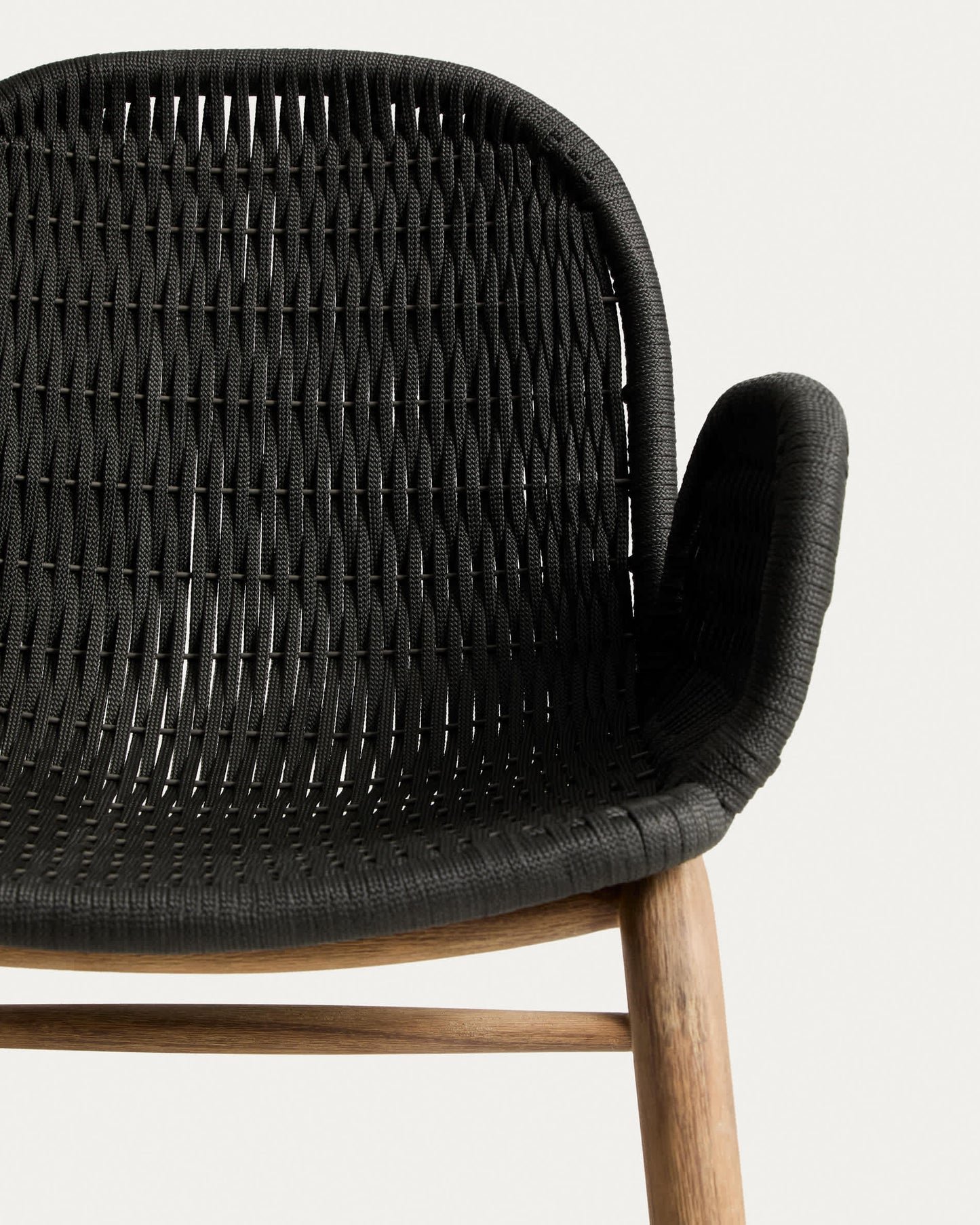 Sedia Alipa con braccioli in legno massiccio di acacia e corda grigio scuro