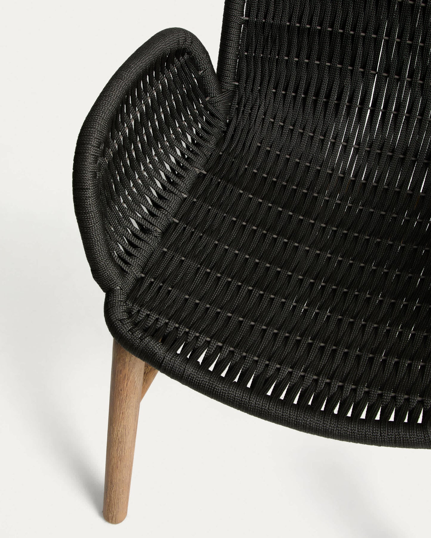 Sedia Alipa con braccioli in legno massiccio di acacia e corda grigio scuro