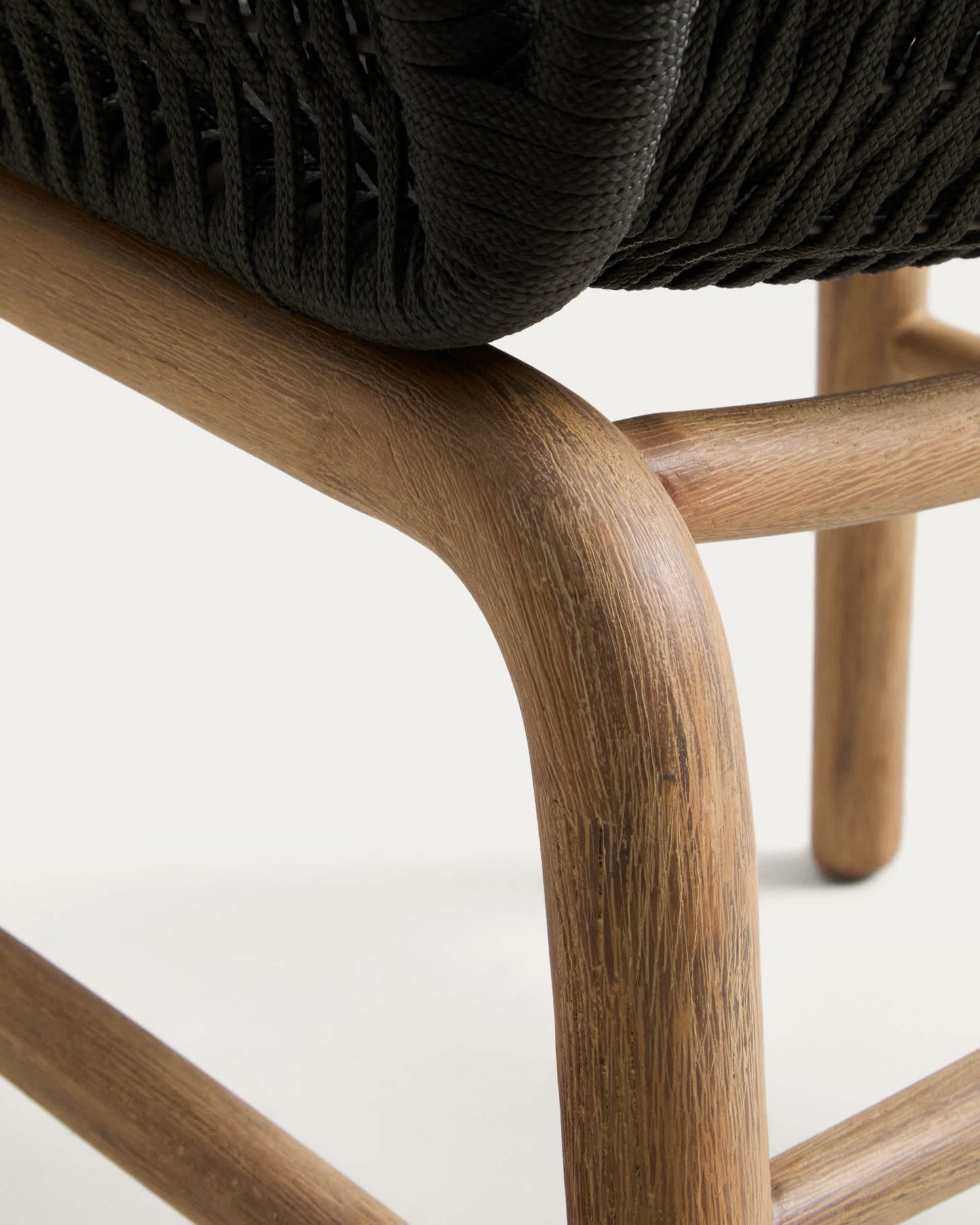 Sedia Alipa con braccioli in legno massiccio di acacia e corda grigio scuro