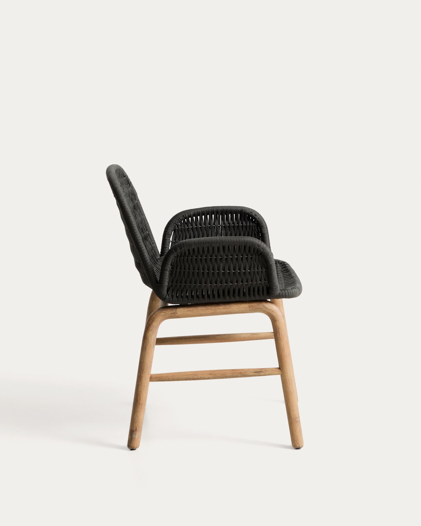 Sedia Alipa con braccioli in legno massiccio di acacia e corda grigio scuro