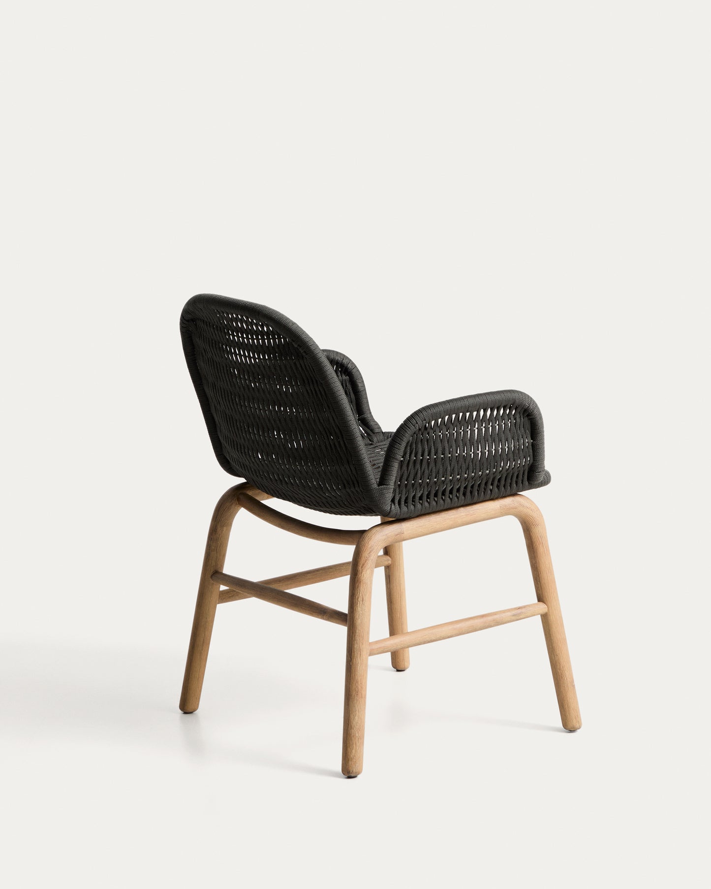 Sedia Alipa con braccioli in legno massiccio di acacia e corda grigio scuro