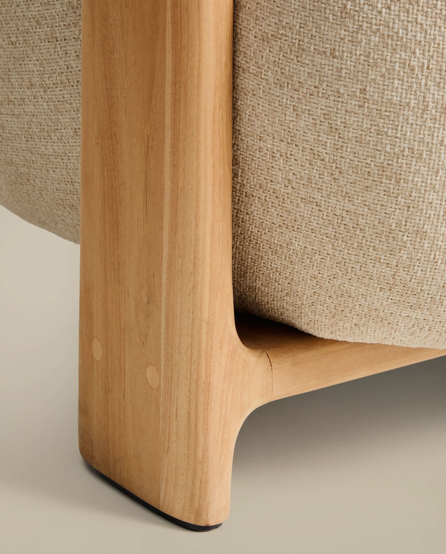 Poltrona da esterno Granite beige e gambe in legno massiccio di teak 100% FSC con finitura naturale