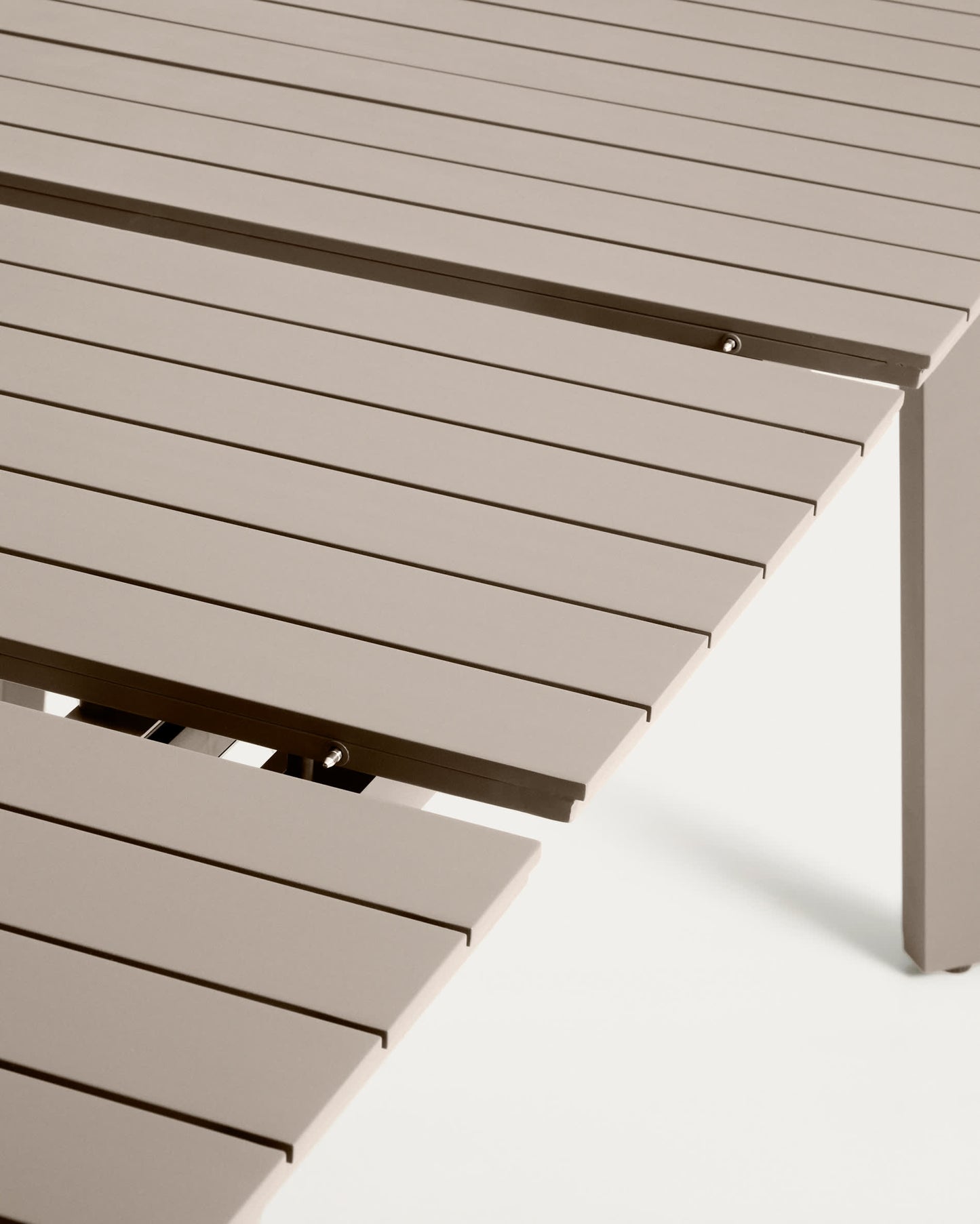Tavolo allungabile da esterno Izola in alluminio con finitura taupe 185 (235) x 100 cm