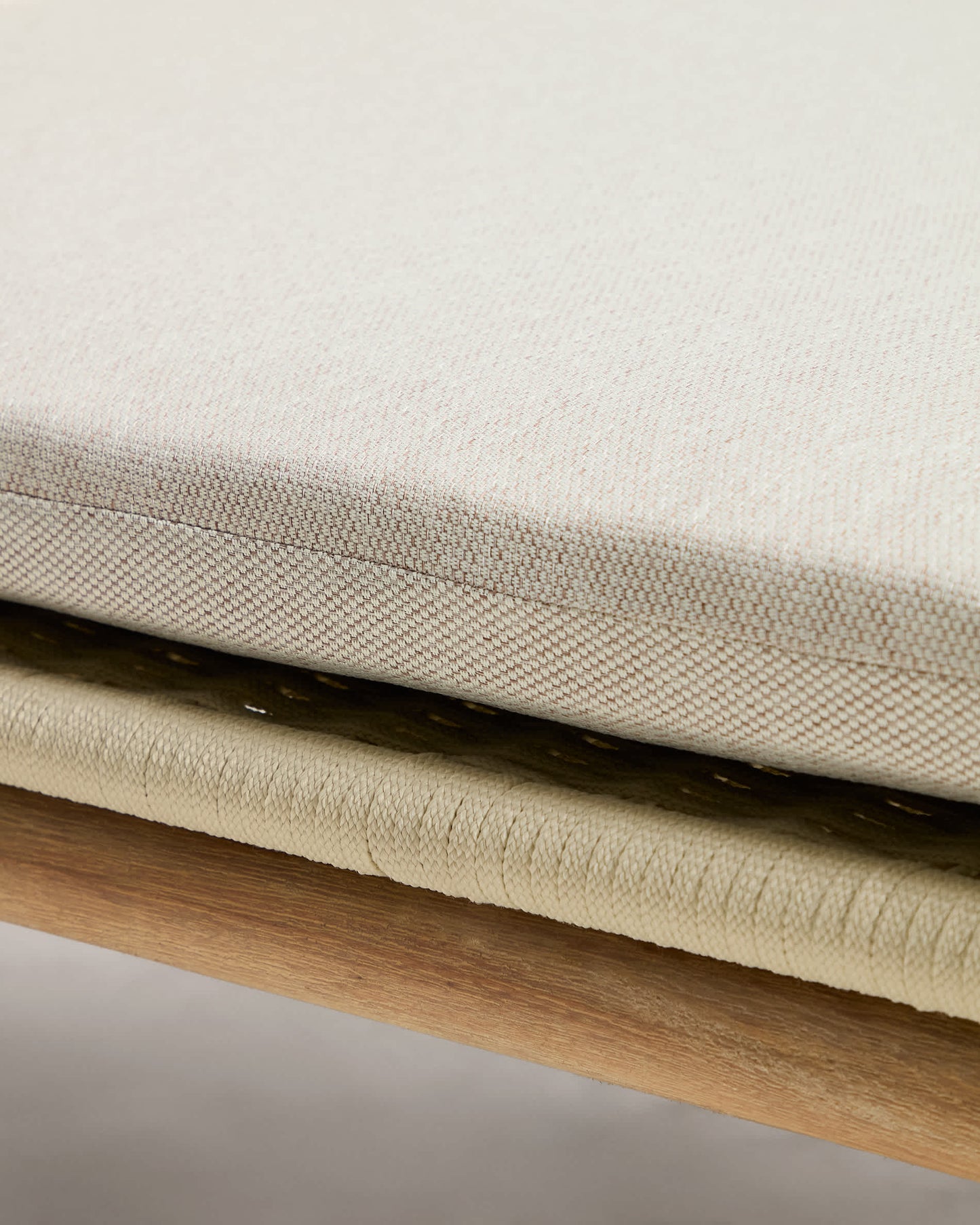 Lettino Alipa in legno massiccio di acacia e corda ecru FSC 100%
