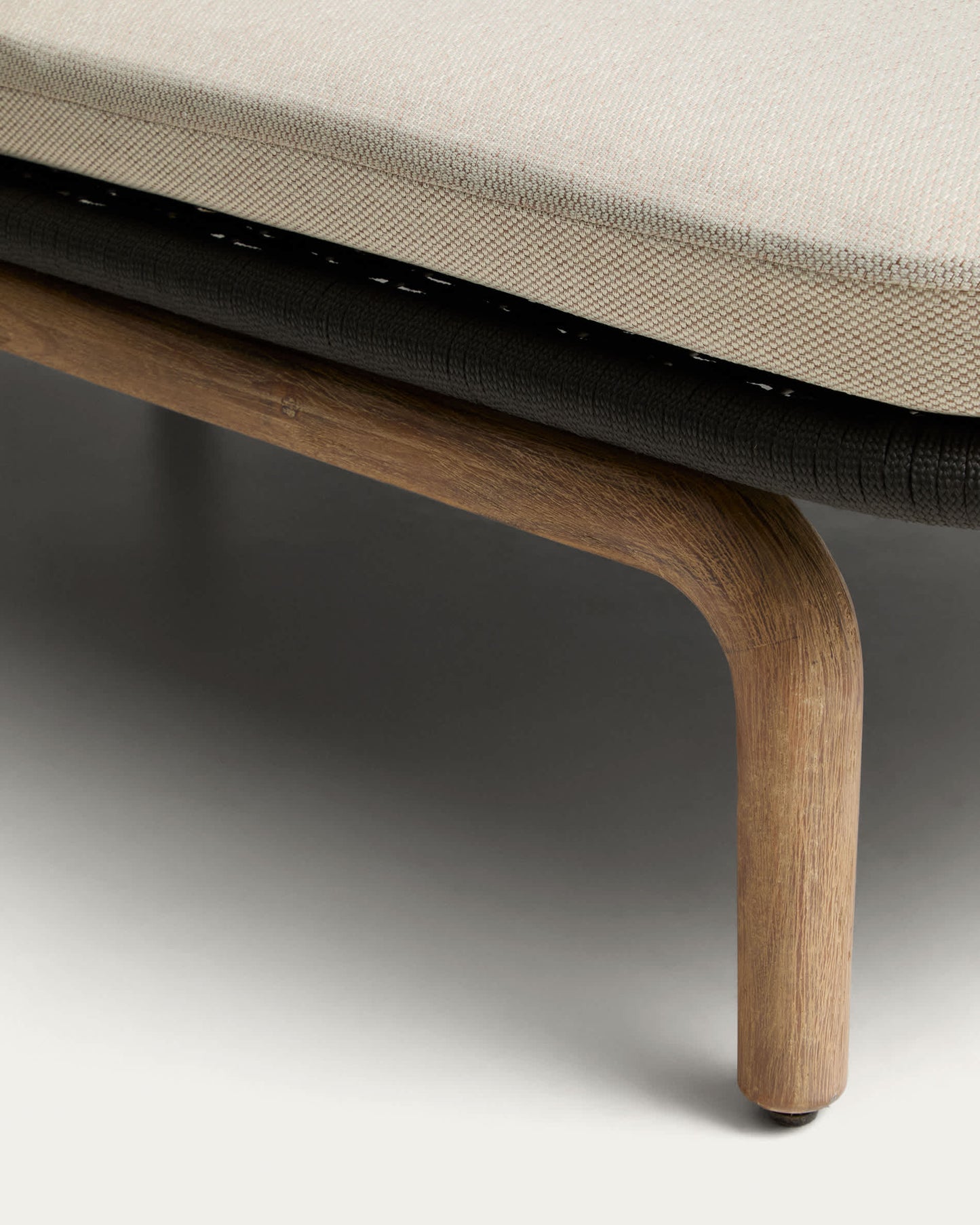 Lettino Alipa in legno massiccio di acacia e corda grigio scuro FSC 100%