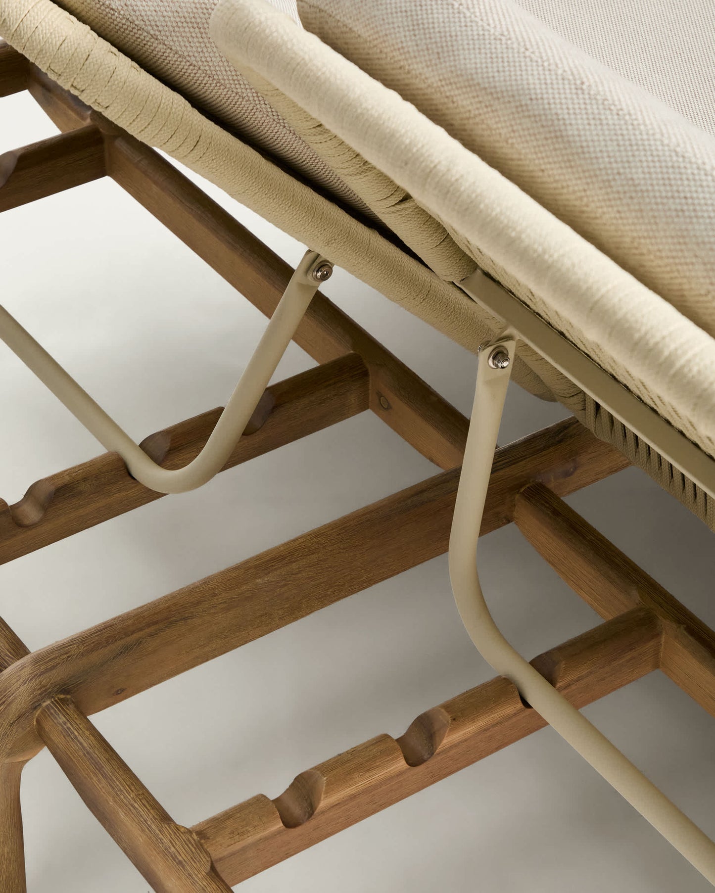 Lettino matrimoniale Alipa in legno massiccio di acacia e corda ecru FSC 100%