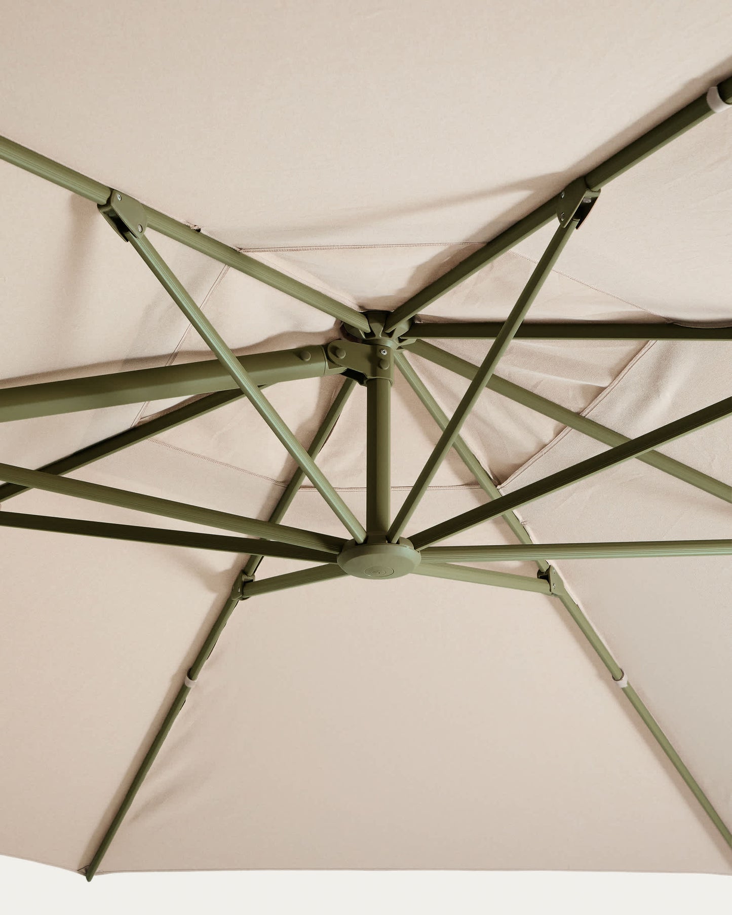 Ombrellone eccentrico Noli beige con struttura in alluminio verde 300 x 420 cm