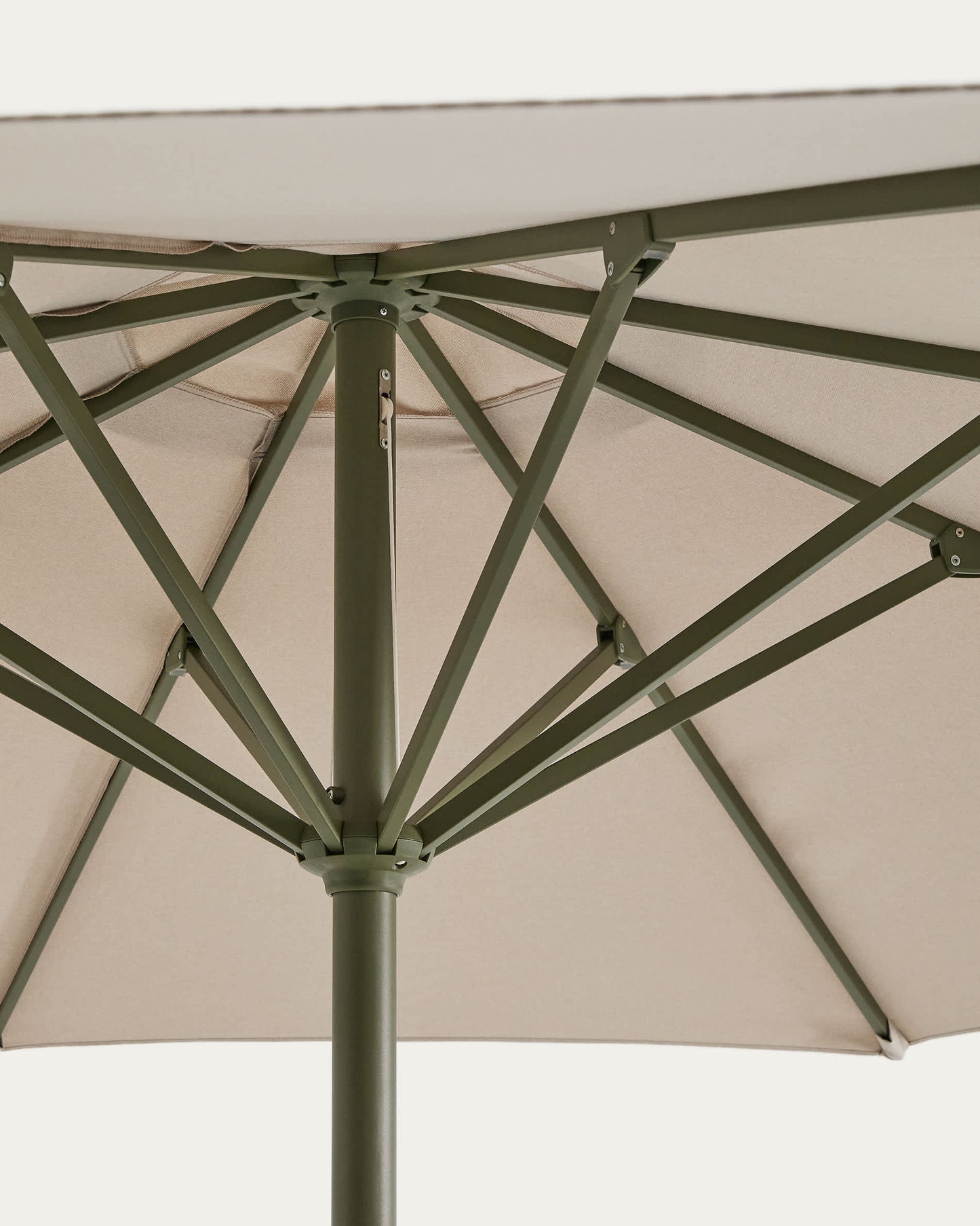 Ombrellone con palo centrale Milna beige con struttura in acciaio verde Ø 300 cm