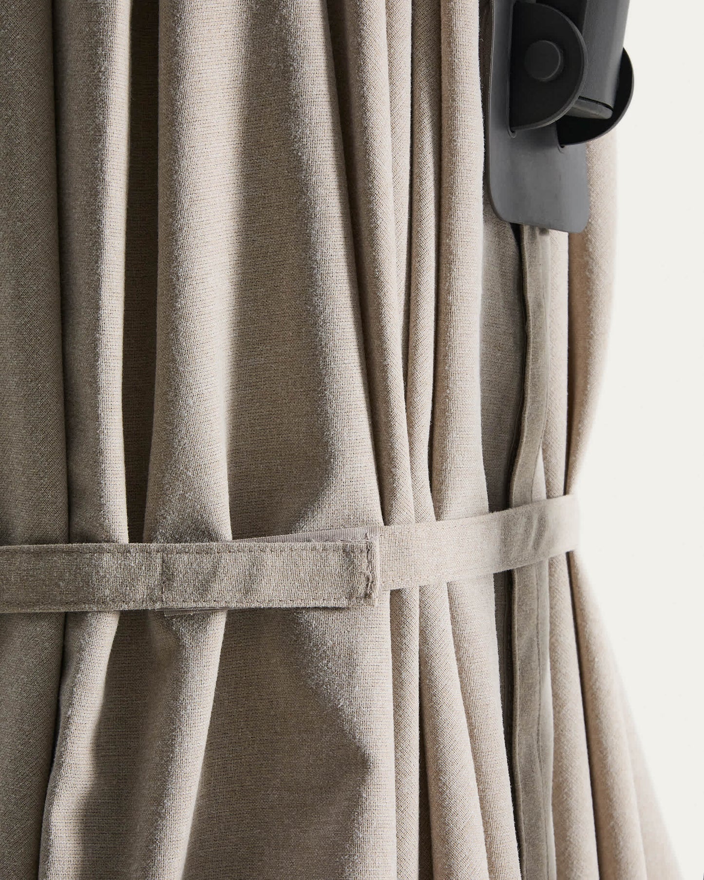 Ombrellone eccentrico Noli beige con struttura in alluminio grafite 300 x 300 cm
