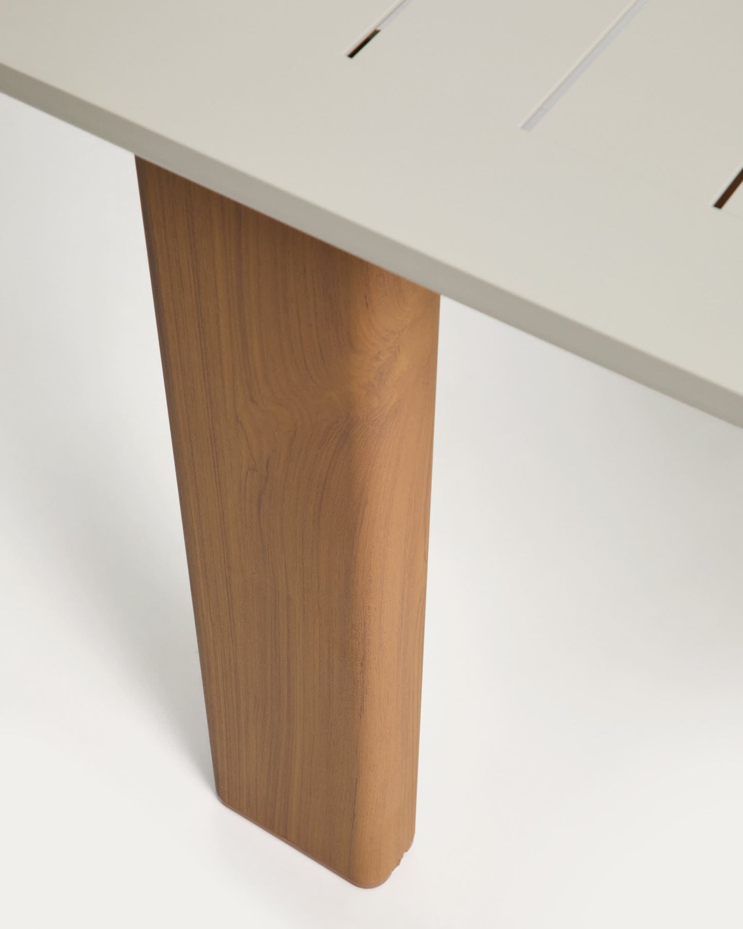 Tavolo allungabile Livorno in alluminio color écru e gambe effetto legno 233 (350) x 100 cm