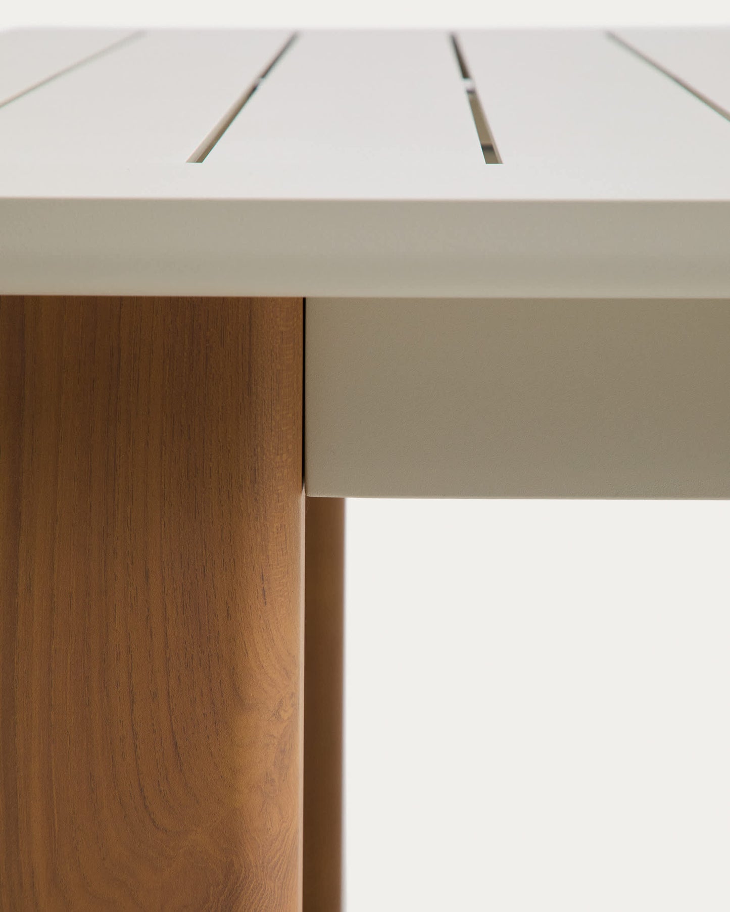 Tavolo allungabile Livorno in alluminio color écru e gambe effetto legno 233 (350) x 100 cm