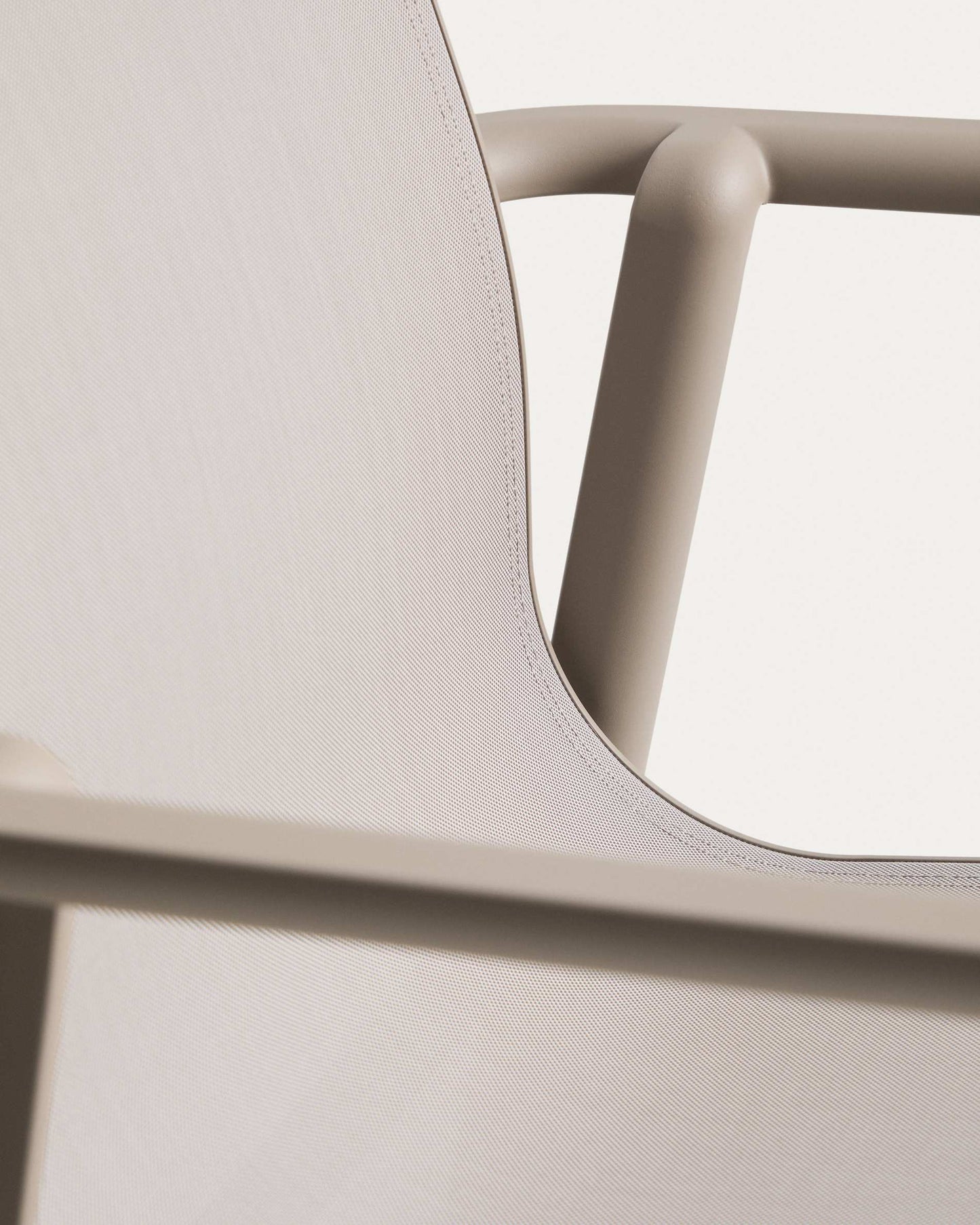 Sedia impilabile da esterno Canea in texteline beige e alluminio color tortora
