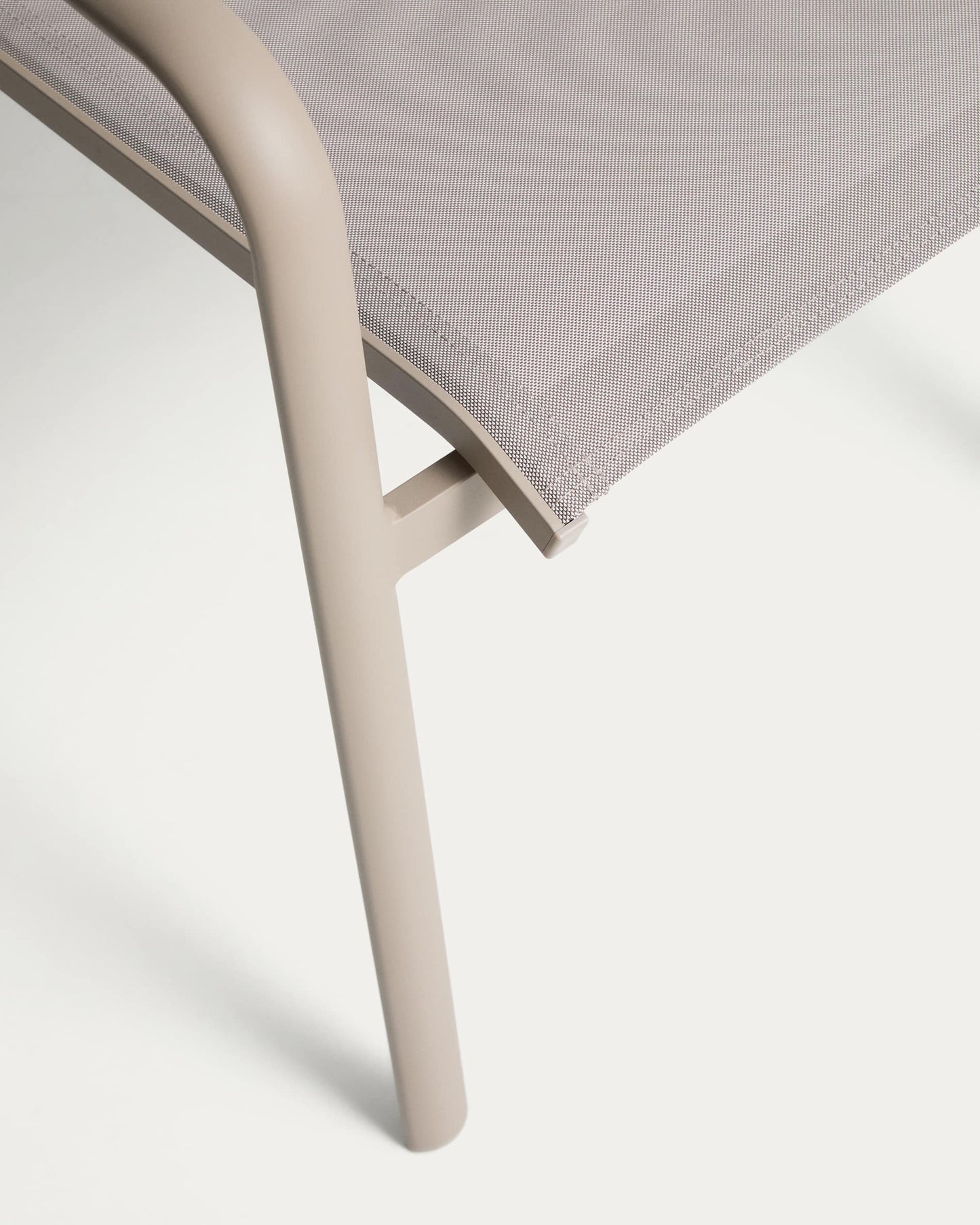 Sedia impilabile da esterno Luri in alluminio color tortora e texteline beige