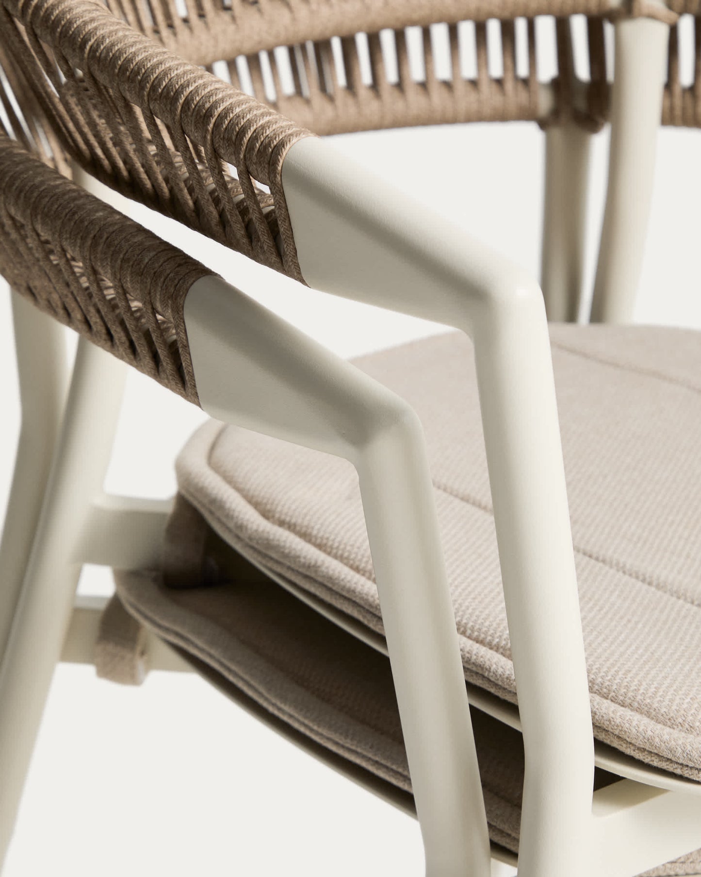 Sedia impilabile da esterno Alimia in alluminio écru con corda sintetica beige
