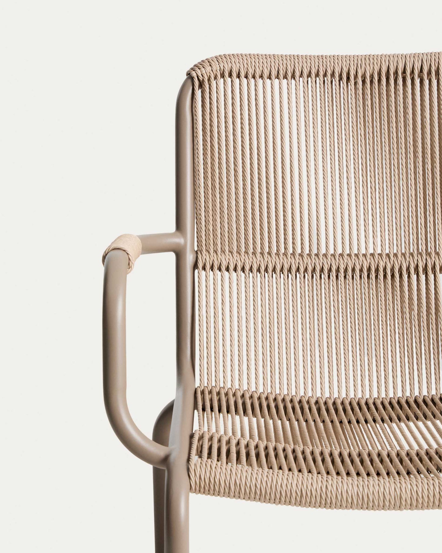 Poltrona impilabile Salis in alluminio tortora e corda sintetica beige