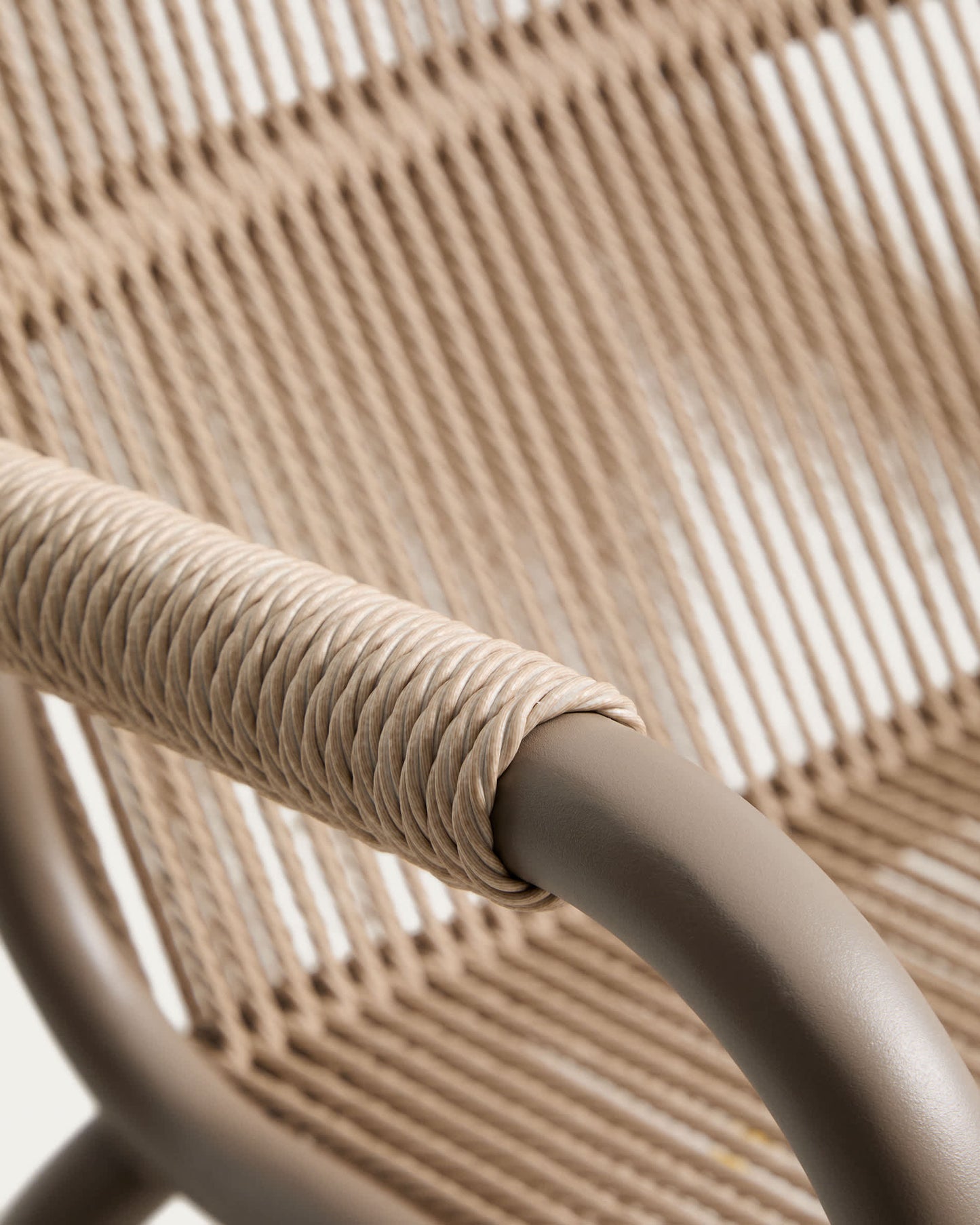 Poltrona impilabile Salis in alluminio tortora e corda sintetica beige