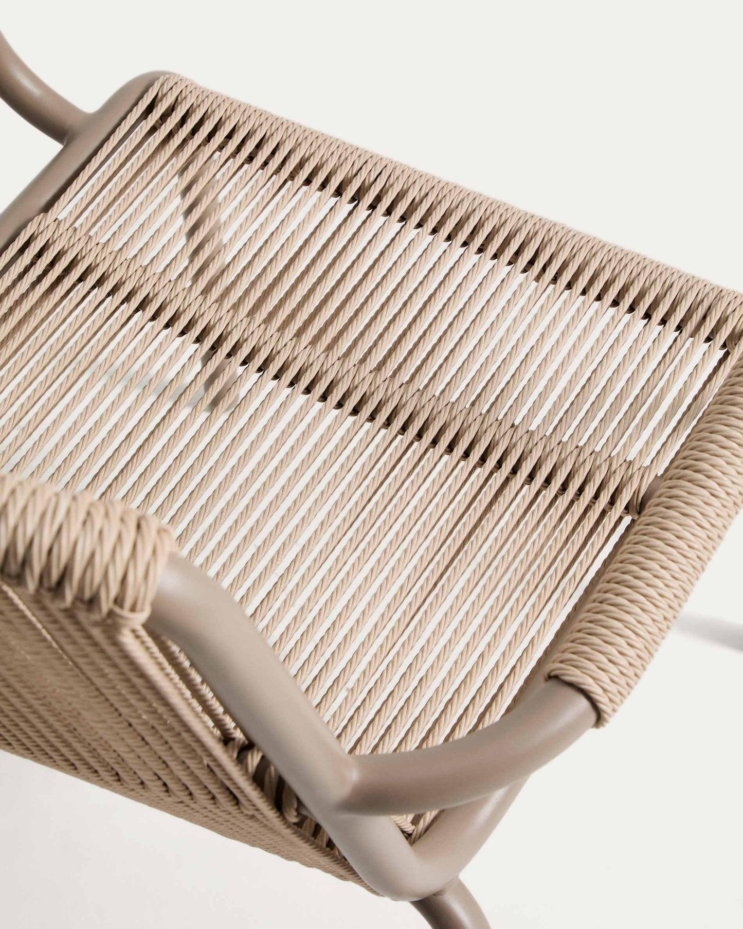 Poltrona impilabile Salis in alluminio tortora e corda sintetica beige
