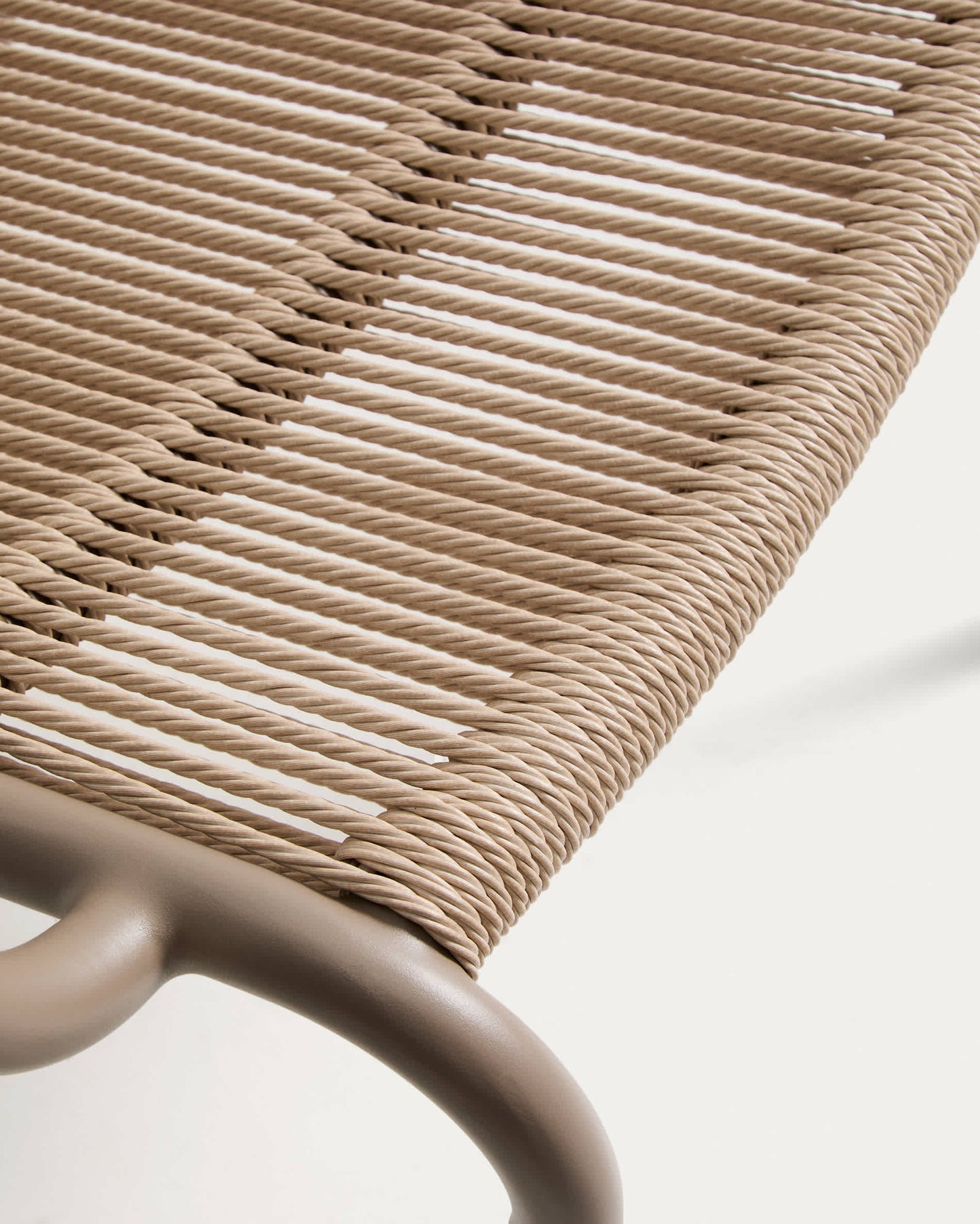 Poltrona impilabile Salis in alluminio tortora e corda sintetica beige