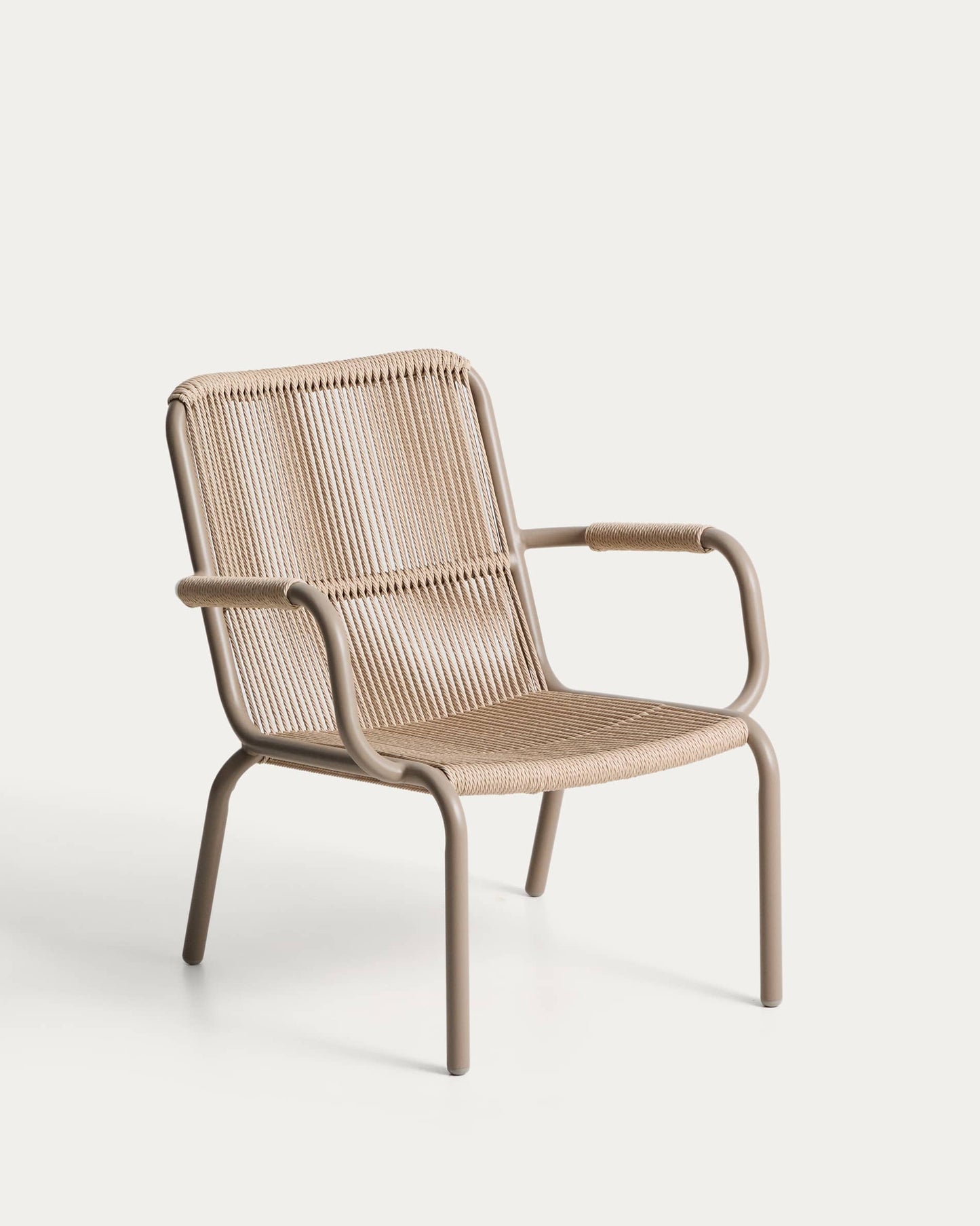Poltrona impilabile Salis in alluminio tortora e corda sintetica beige