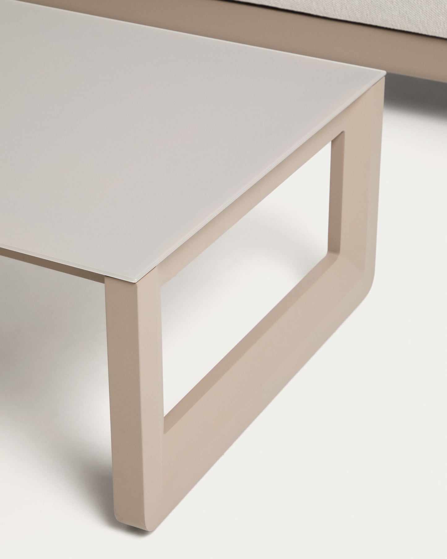Set Nerano con divano angolare 5 posti, poltrona e tavolino in vetro temperato e alluminio taupe