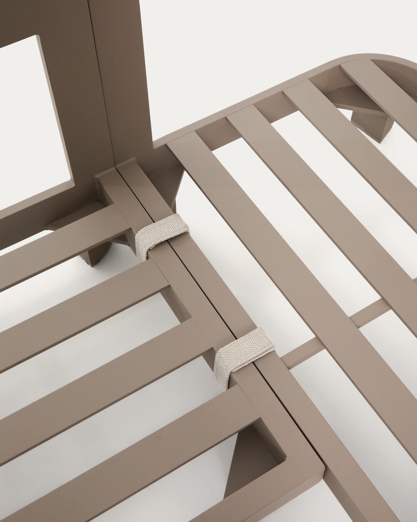Set Nerano con divano angolare 5 posti, poltrona e tavolino in vetro temperato e alluminio taupe