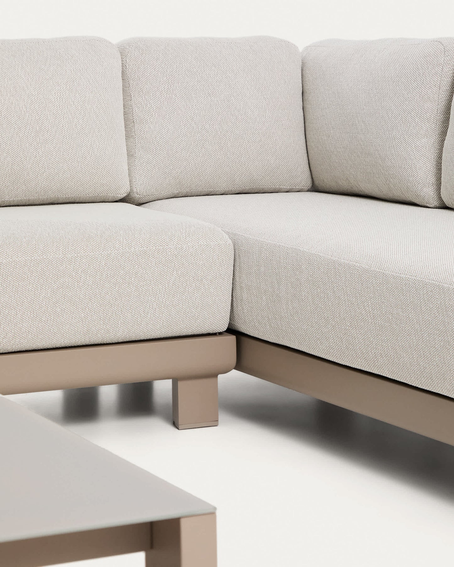 Set Nerano con divano angolare 5 posti e tavolino in vetro temperato e alluminio taupe