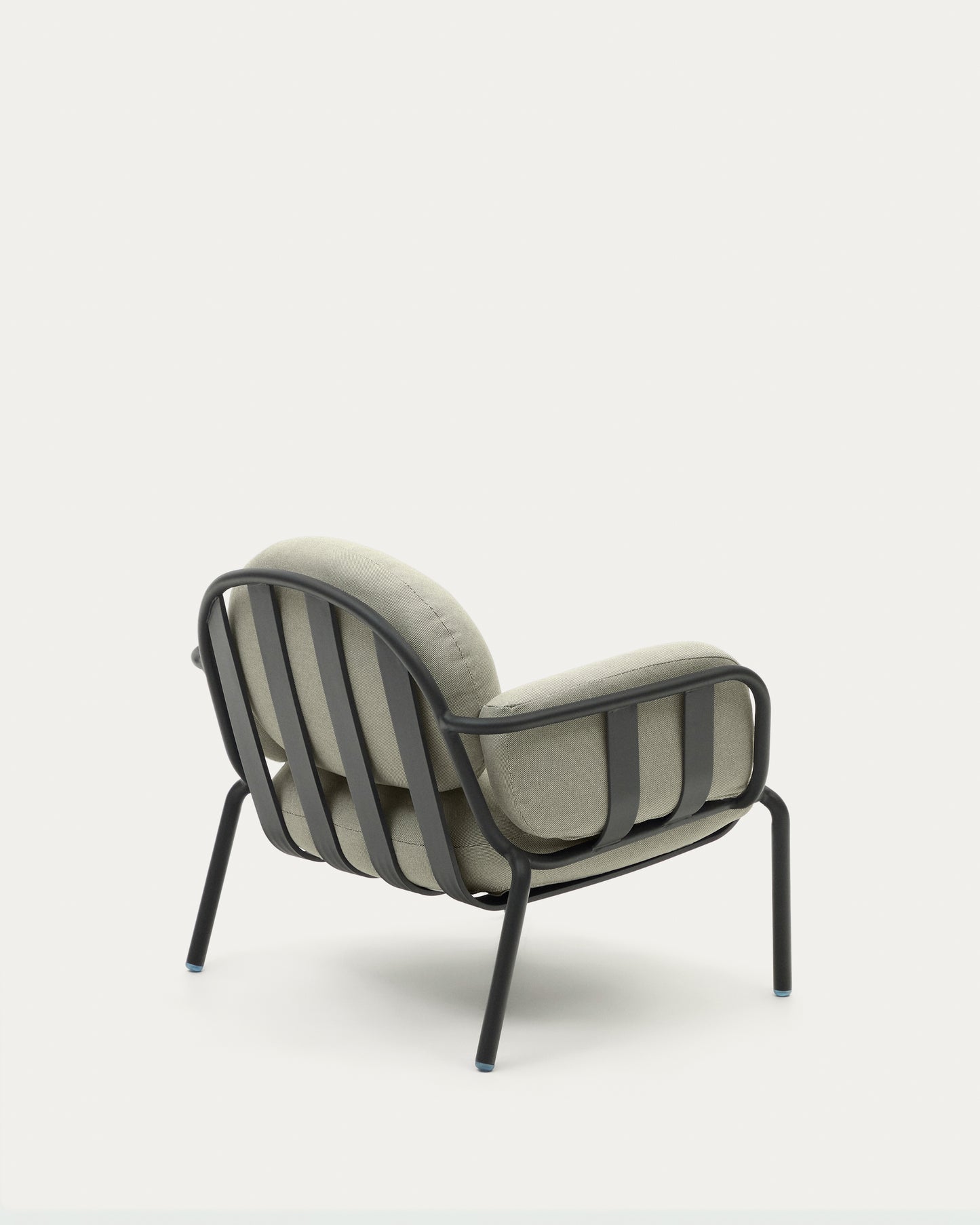 Poltrona da esterno Joncols con rivestimento beige e struttura in alluminio con finitura grigia