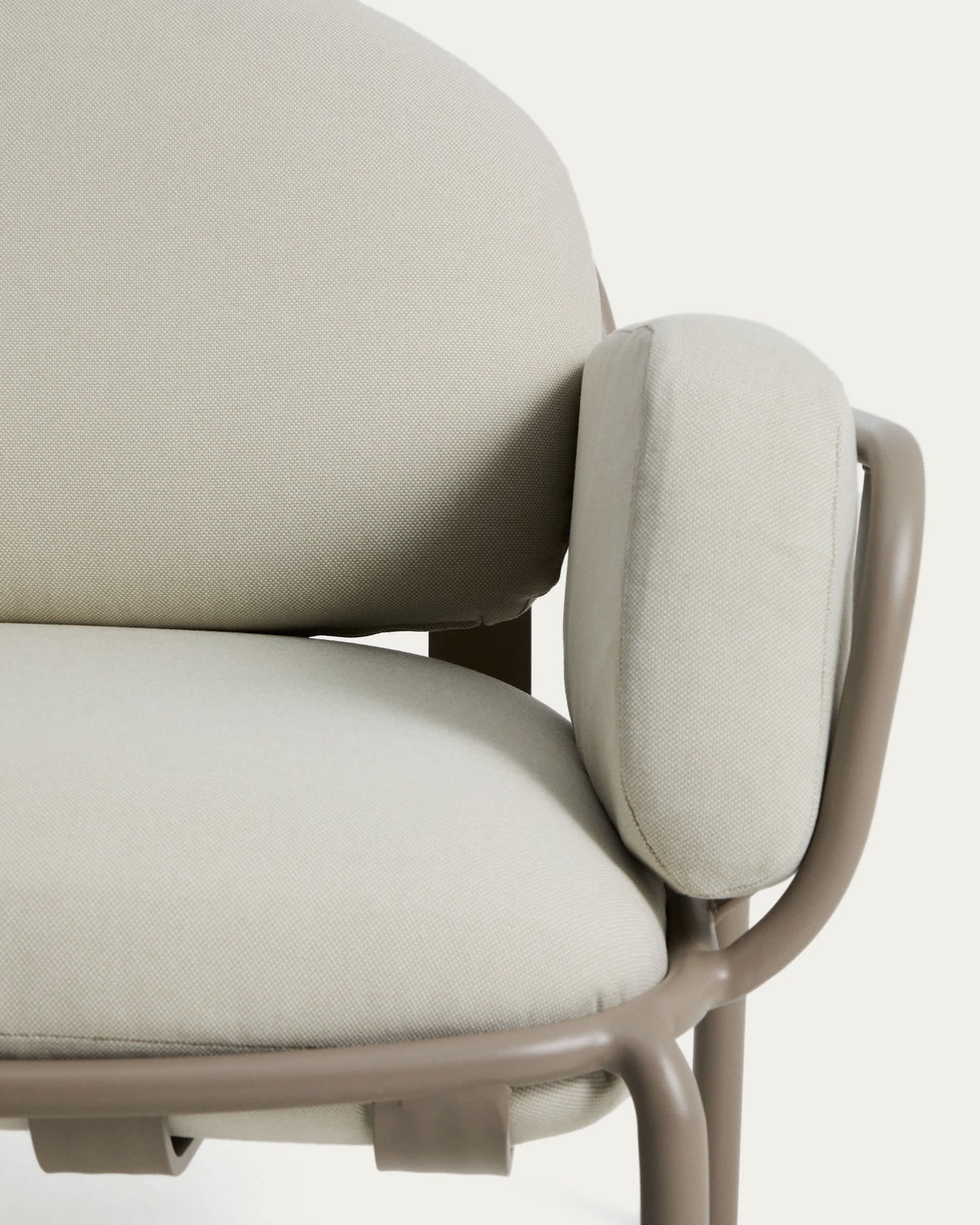 Poltrona da esterno Joncols in alluminio con finitura verniciata tortora e cuscini beige