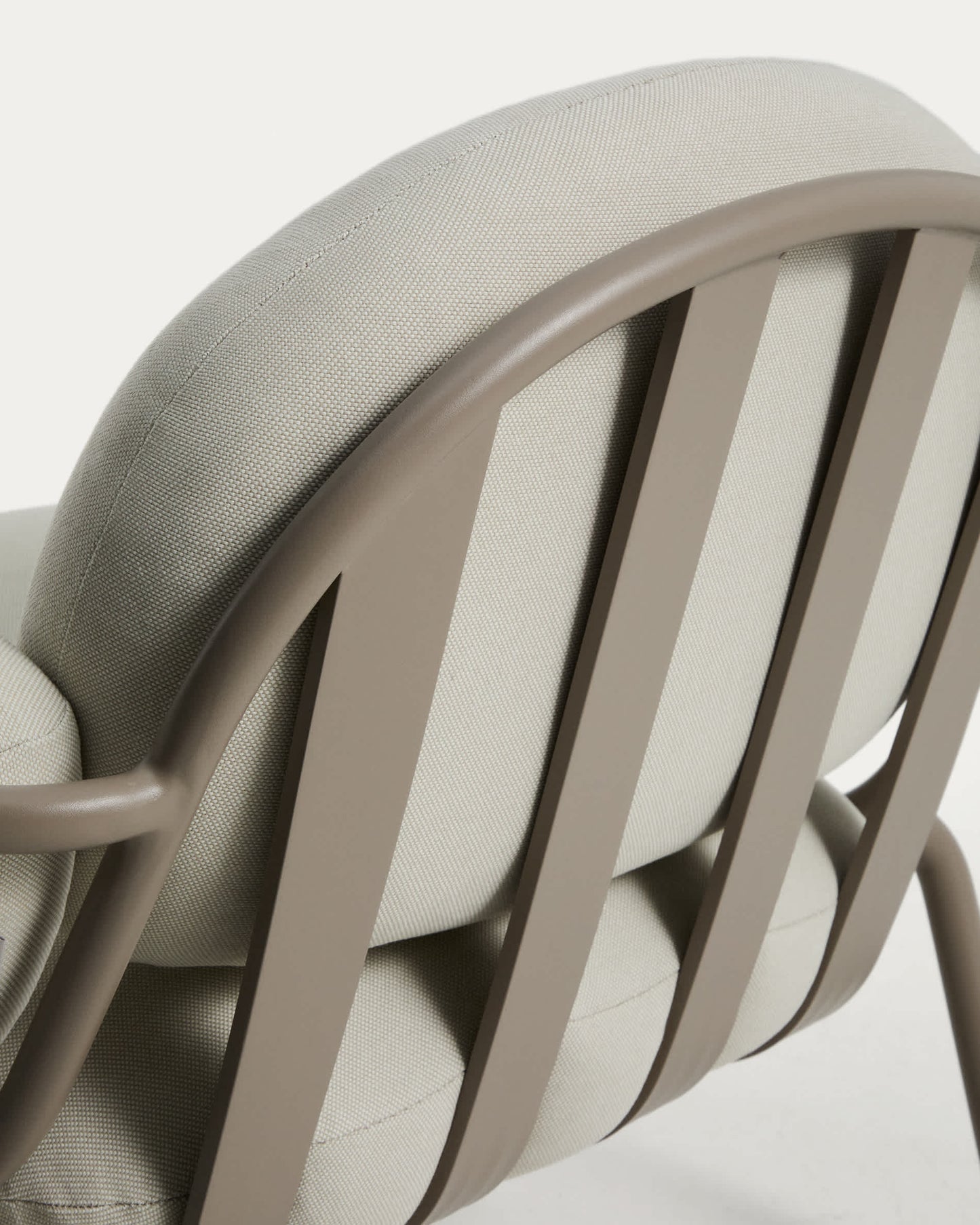 Poltrona da esterno Joncols in alluminio con finitura verniciata tortora e cuscini beige