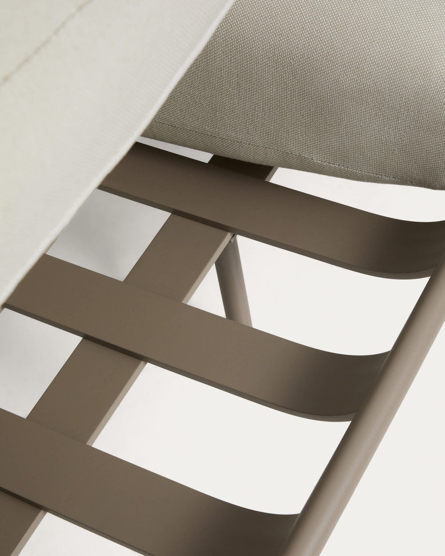 Divano da esterno Joncols 2 posti in alluminio con finitura verniciata tortora e cuscini beige 164 cm