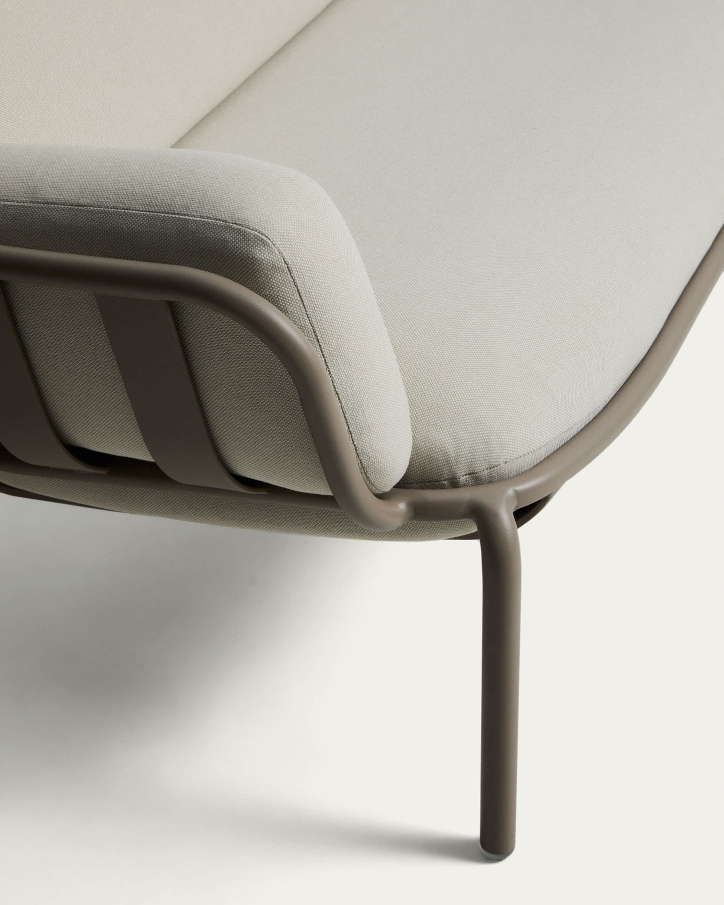 Divano da esterno Joncols 3 posti in alluminio con finitura verniciata tortora e cuscini beige 224 cm